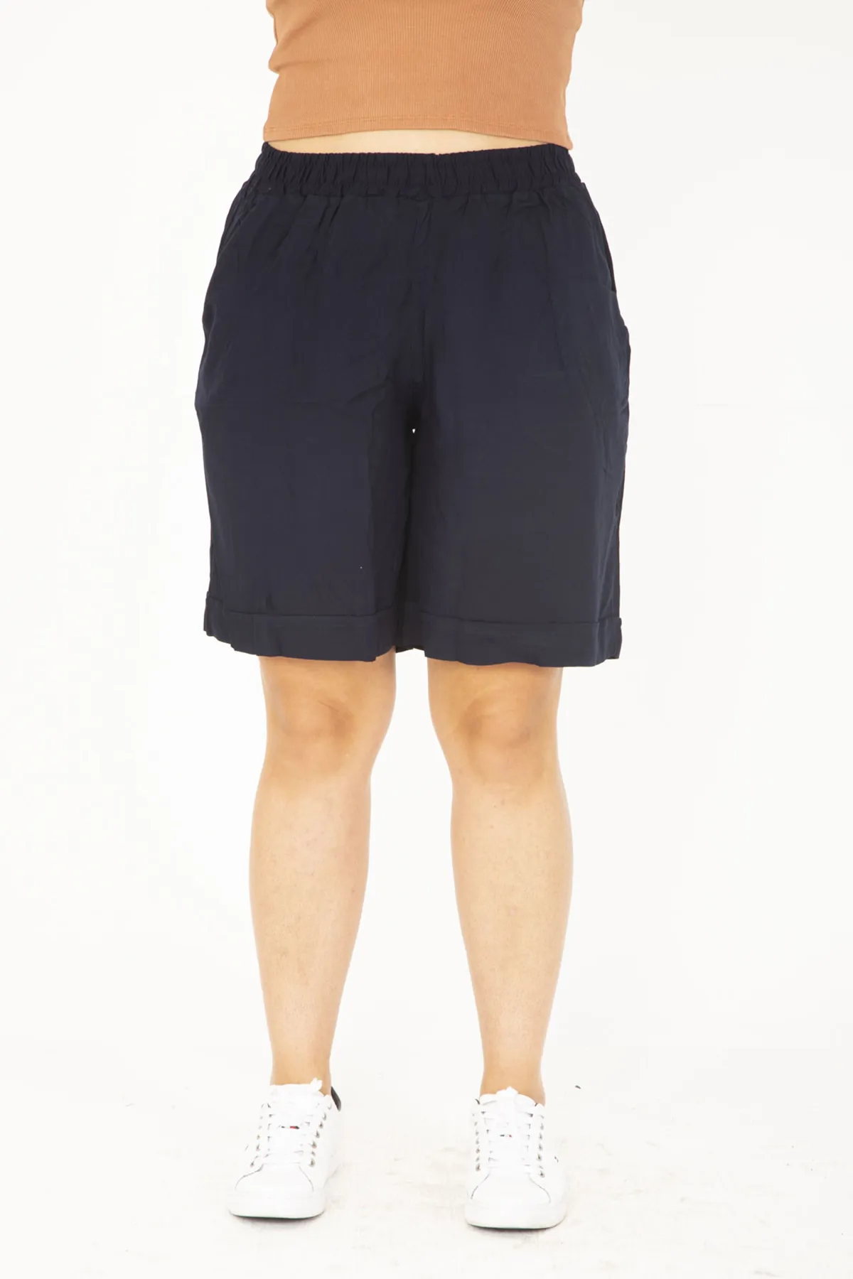 Şans  Große Damen-Shorts aus gewebtem Viskosestoff in Marineblau mit elastischem Bund 65N36801