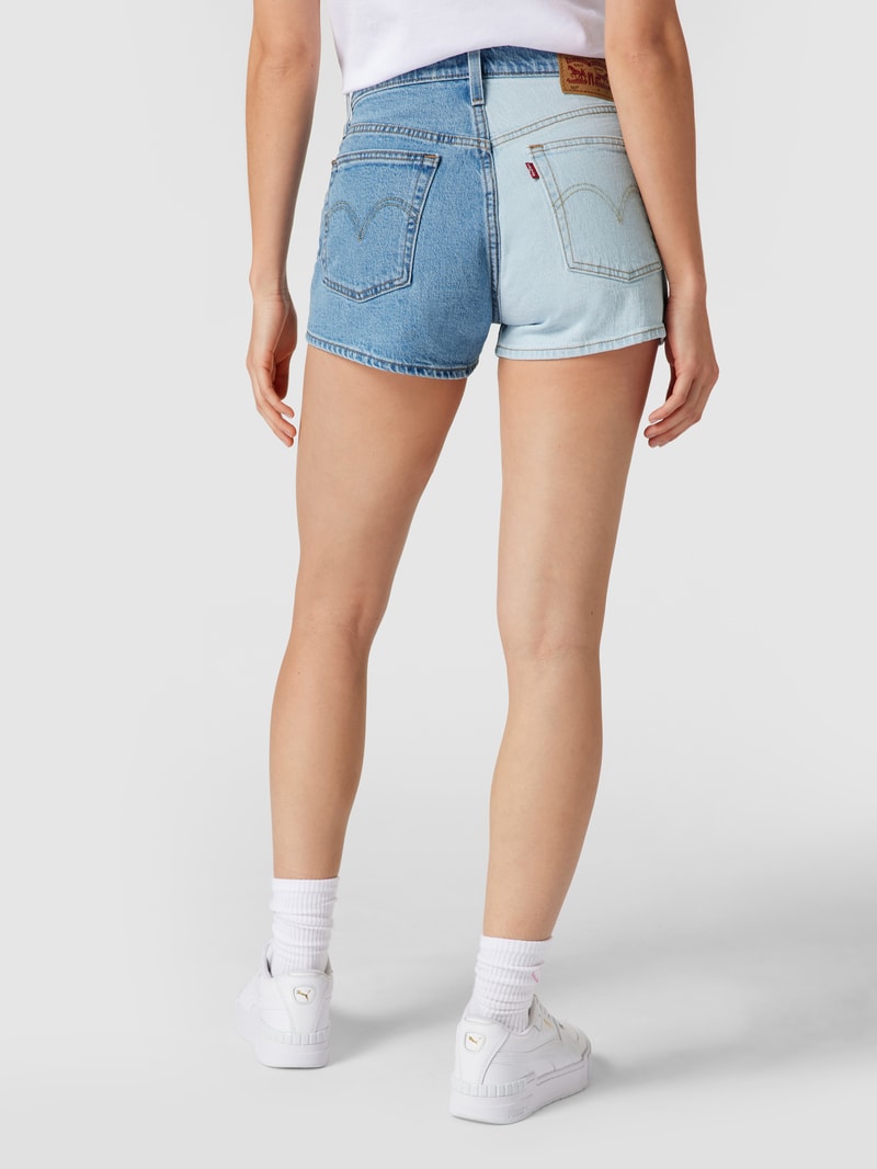 Jeansshorts mit kontrastiven Details in jeans