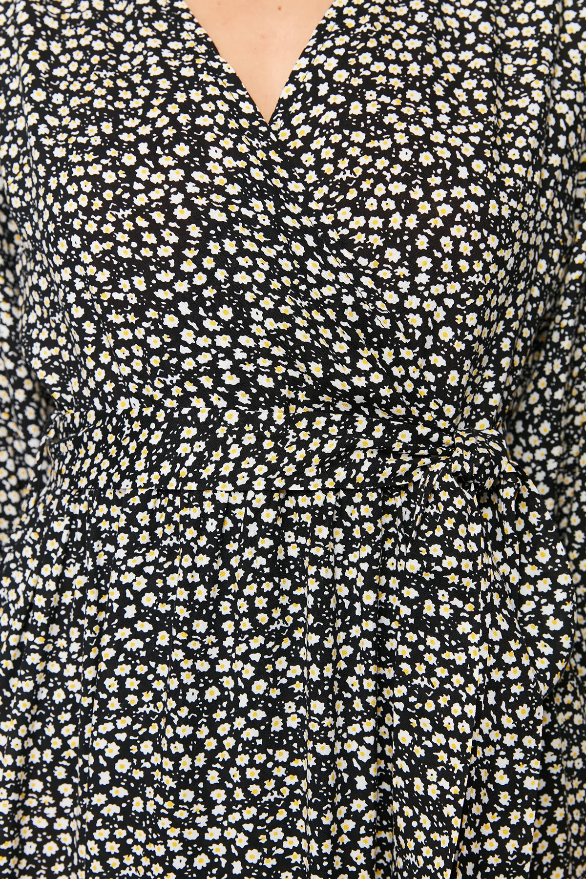 Trendyol Collection  Schwarzes, zweireihiges Maxi-Webkleid mit Blumenmuster TWOSS23EL01229