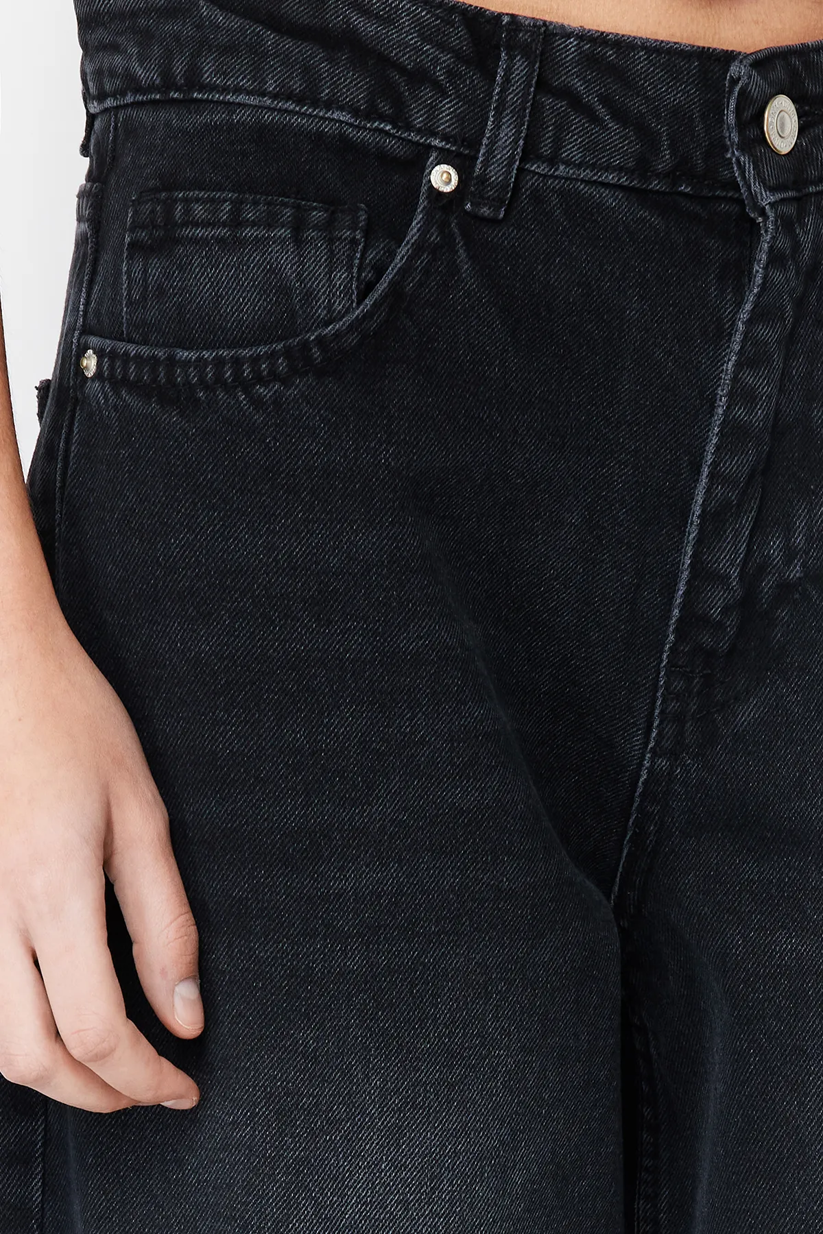 Trendyol Collection  Schwarze Skater-Jeans mit niedriger Taille TWOSS24JE00038