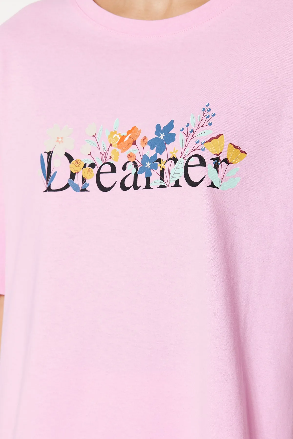 Trendyol Collection  Hellrosa gestricktes Pyjama-Set aus 100 % Baumwolle mit Slogan-Aufdruck und T-Shirt-Hose THMSS23PT00134