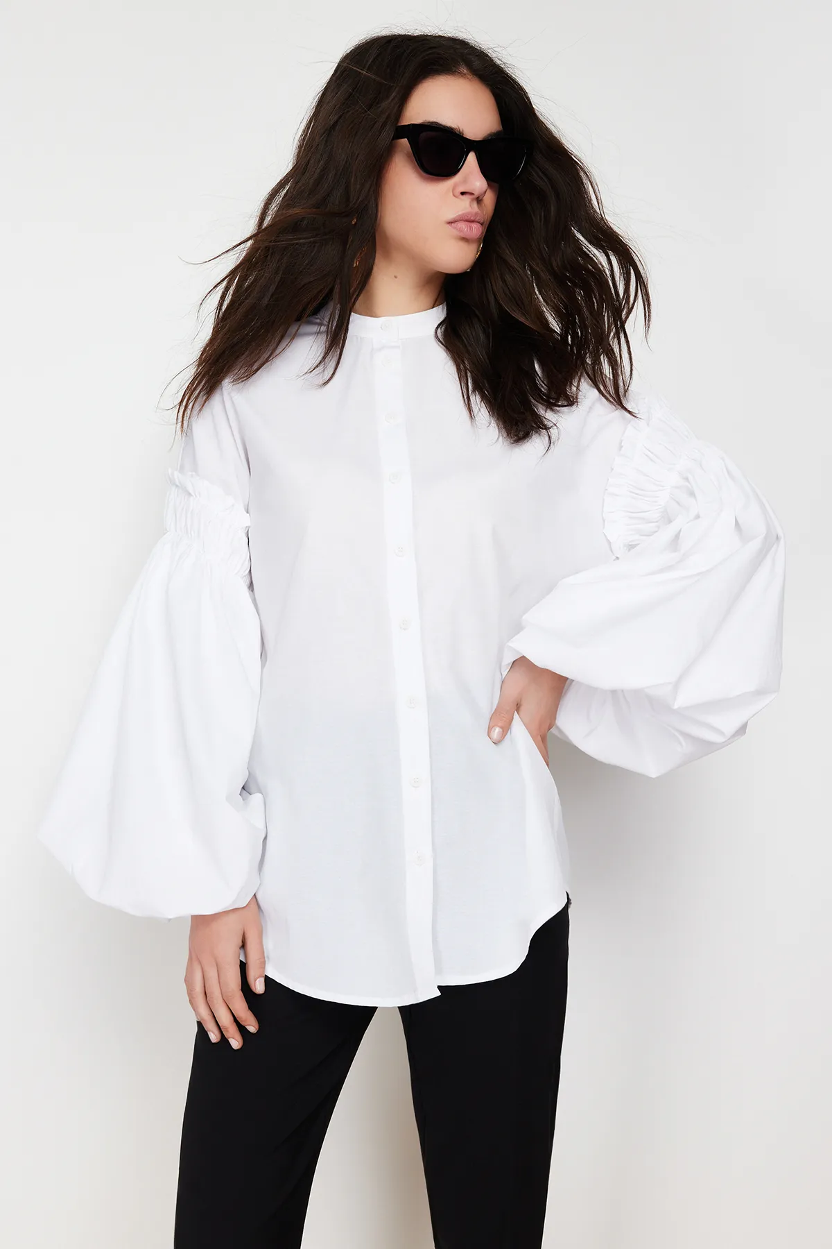 Trendyol Modest  Weißes gewebtes Baumwollhemd mit Ballonärmeln TCTSS24TG00048