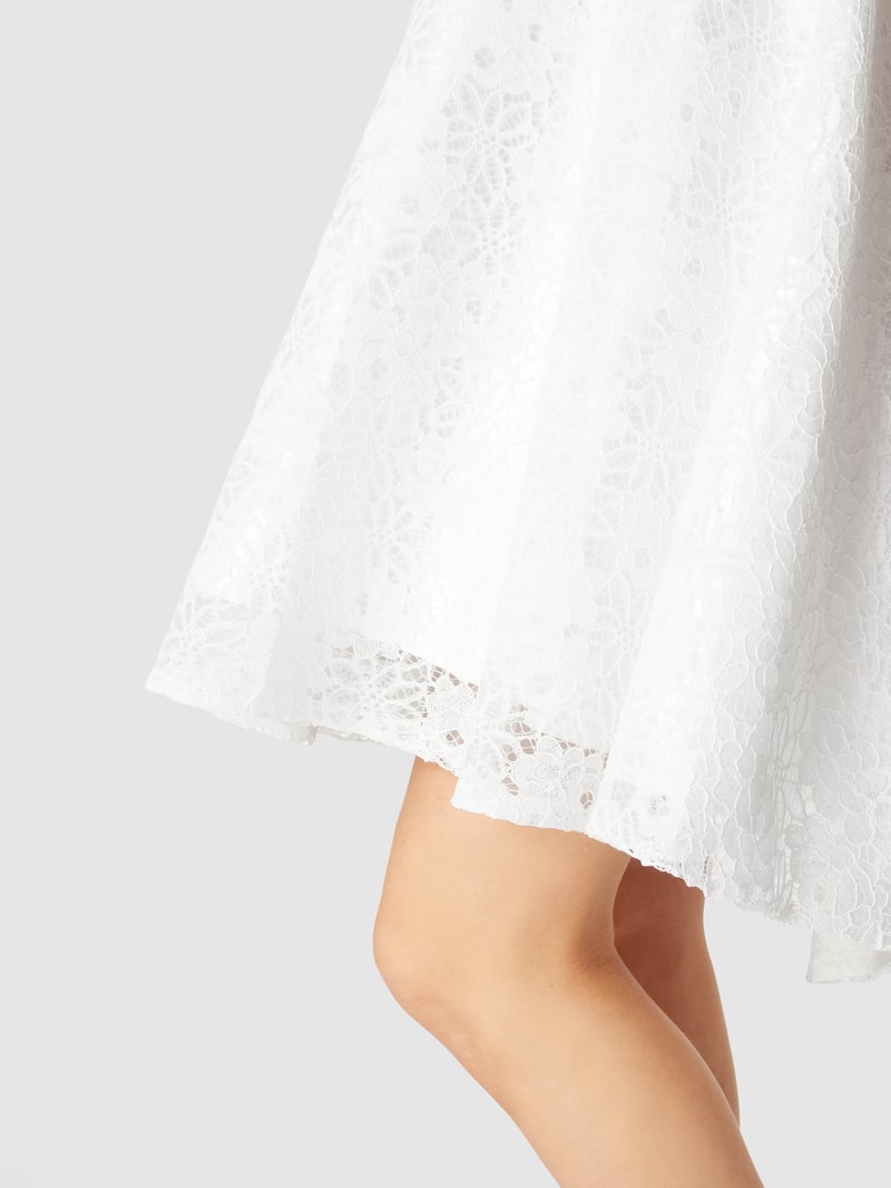 Brautkleid mit floraler Spitze in weiß