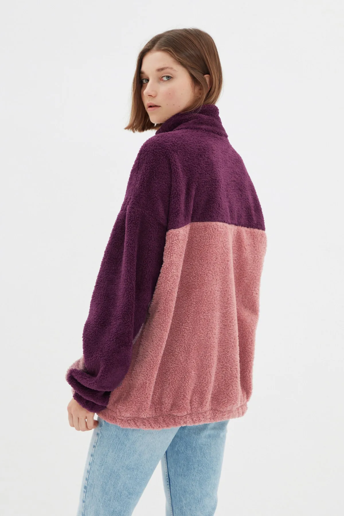 Trendyol Collection  Lila Unisex-Sweatshirt in Übergröße/Weitschnitt, Farbblock, minimale Stickerei, warmes Plüsch-Sweatshirt TMNAW22SW1477