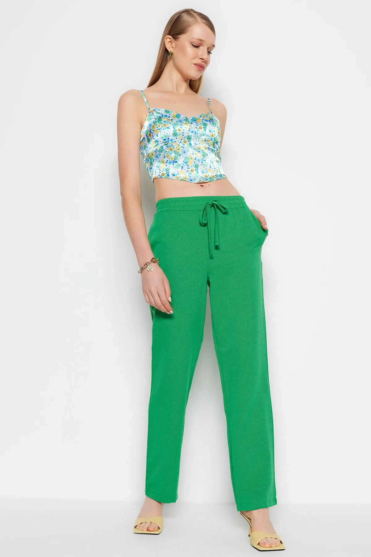Trendyol Collection  Grüne gewebte Bindehose TWOSS23PL00032