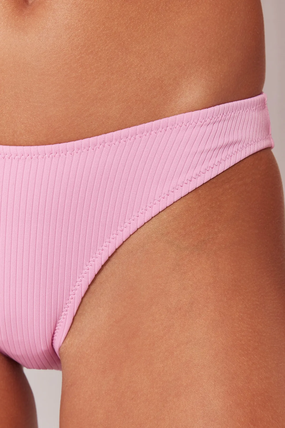 Trendyol Collection  Ecru strukturierte Bikinihose mit hohem Beinausschnitt TBESS21BA0014