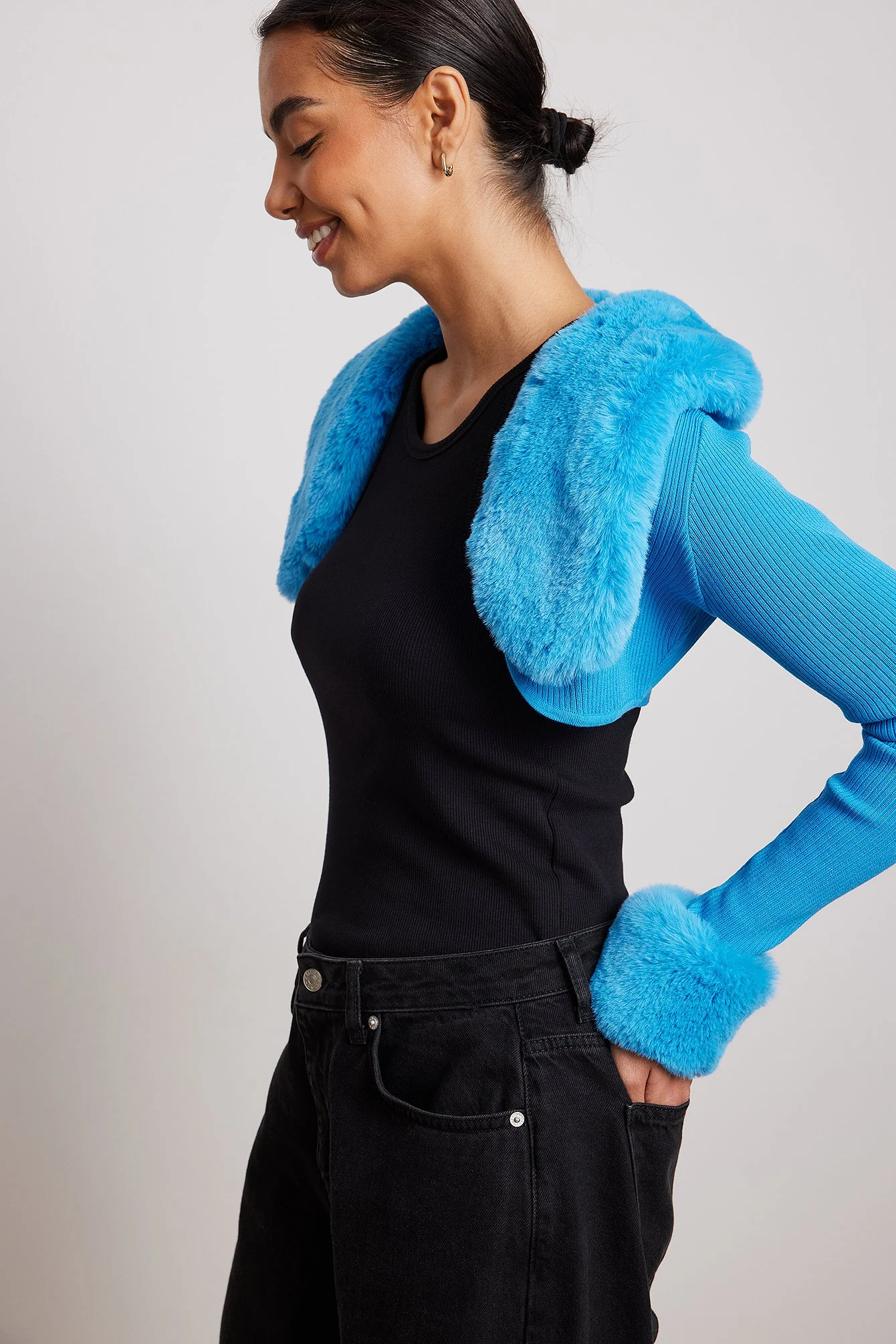 Kurzer feingestrickter Cardigan mit Kunstpelzbordüren