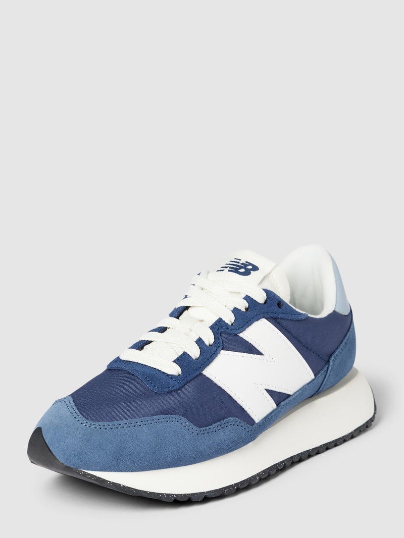 Sneaker mit Label-Details in hellblau