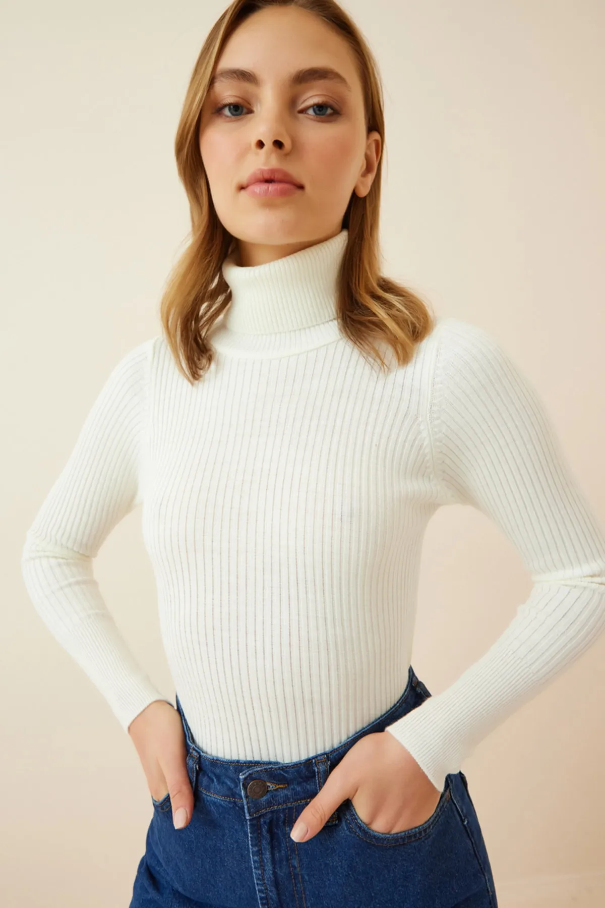 Happiness İstanbul  Weißer hochgeschnittener gerippter Lycra-Pullover für Damen DD01007
