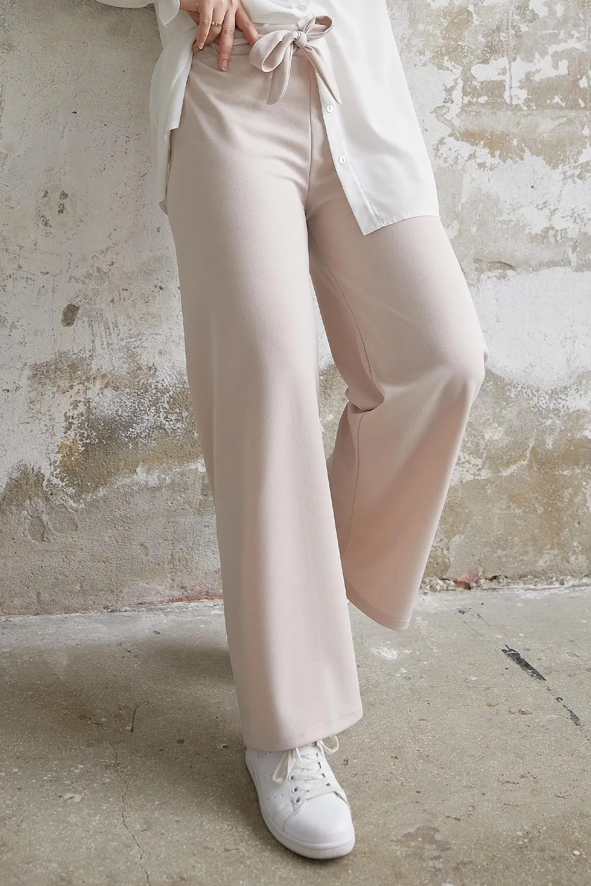 InStyle  Lockere Scuba-Hose mit Gürtel in der Taille – Stein