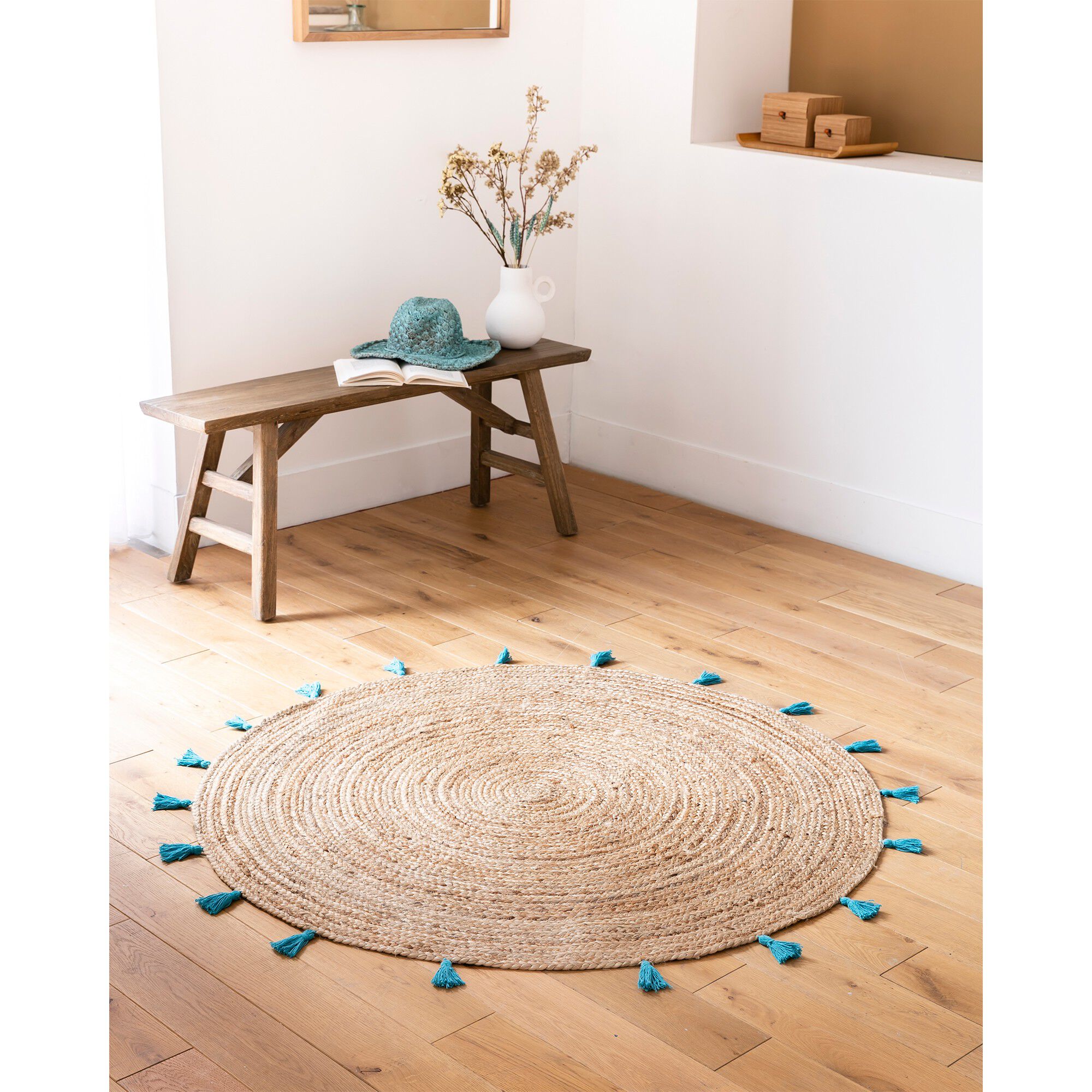 Tapis rond en jute avec pompons de couleur