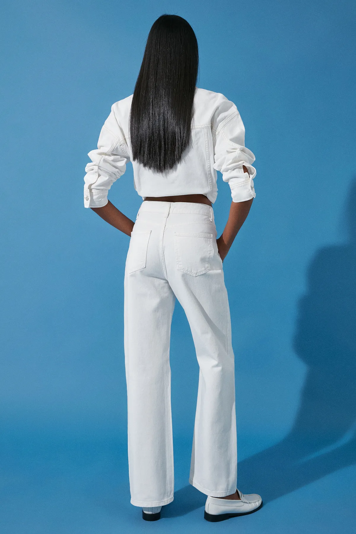 Trendyol Collection  Weiße zerrissene Jeans mit weitem Bein und hoher Taille TWOSS24JE00166