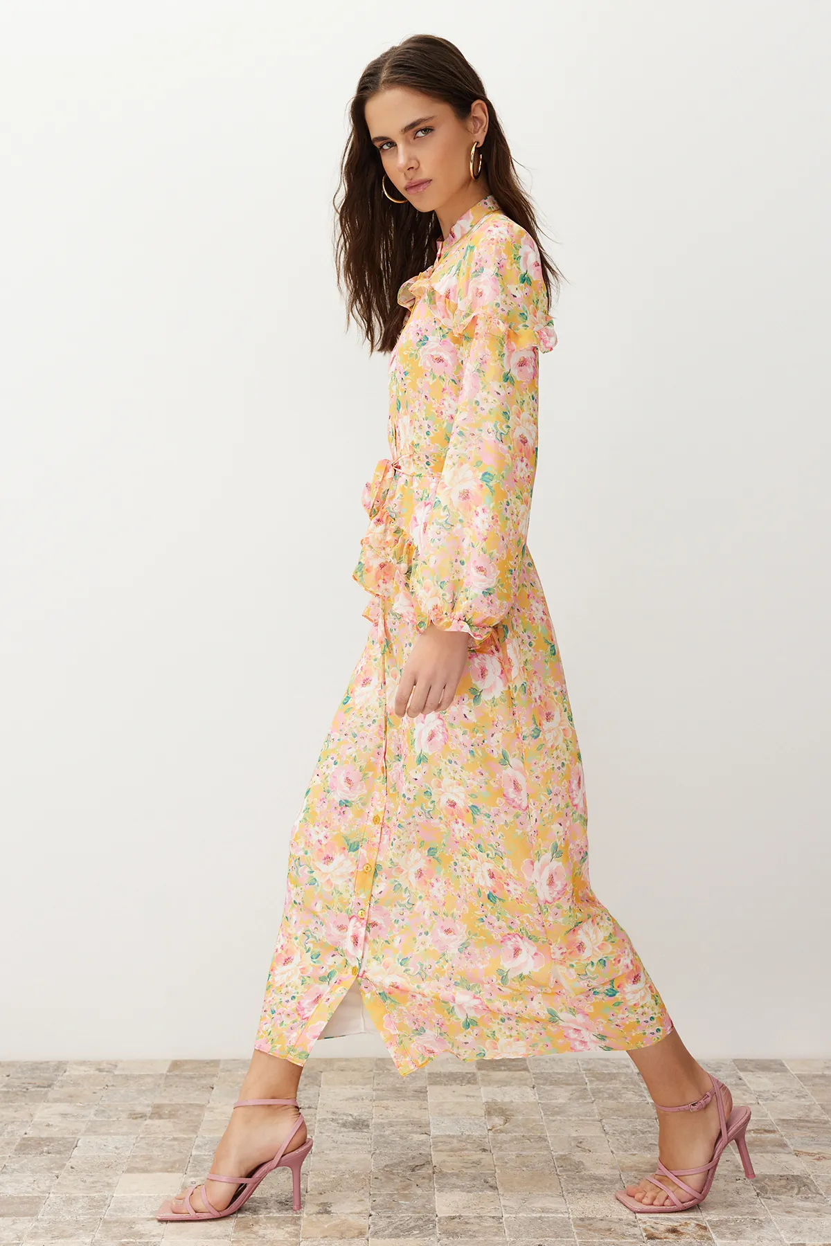 Trendyol Modest  Orangefarbenes, gefüttertes Kleid aus gewebtem Chiffon mit Blumenmuster und Rüschendetail TCTSS24EB00003
