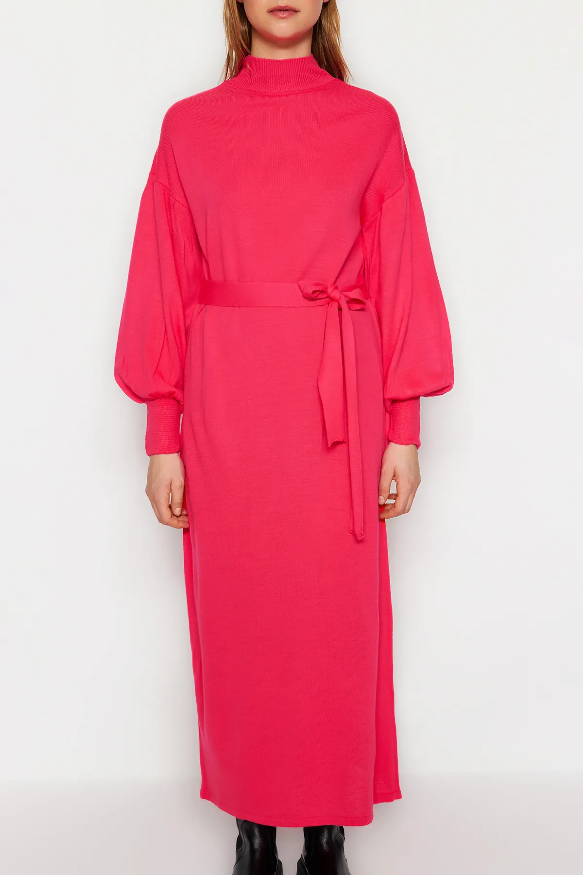 Trendyol Modest  Rosa Strickkleid mit halbem Rollkragen und Gürtel TCTAW24EB00023