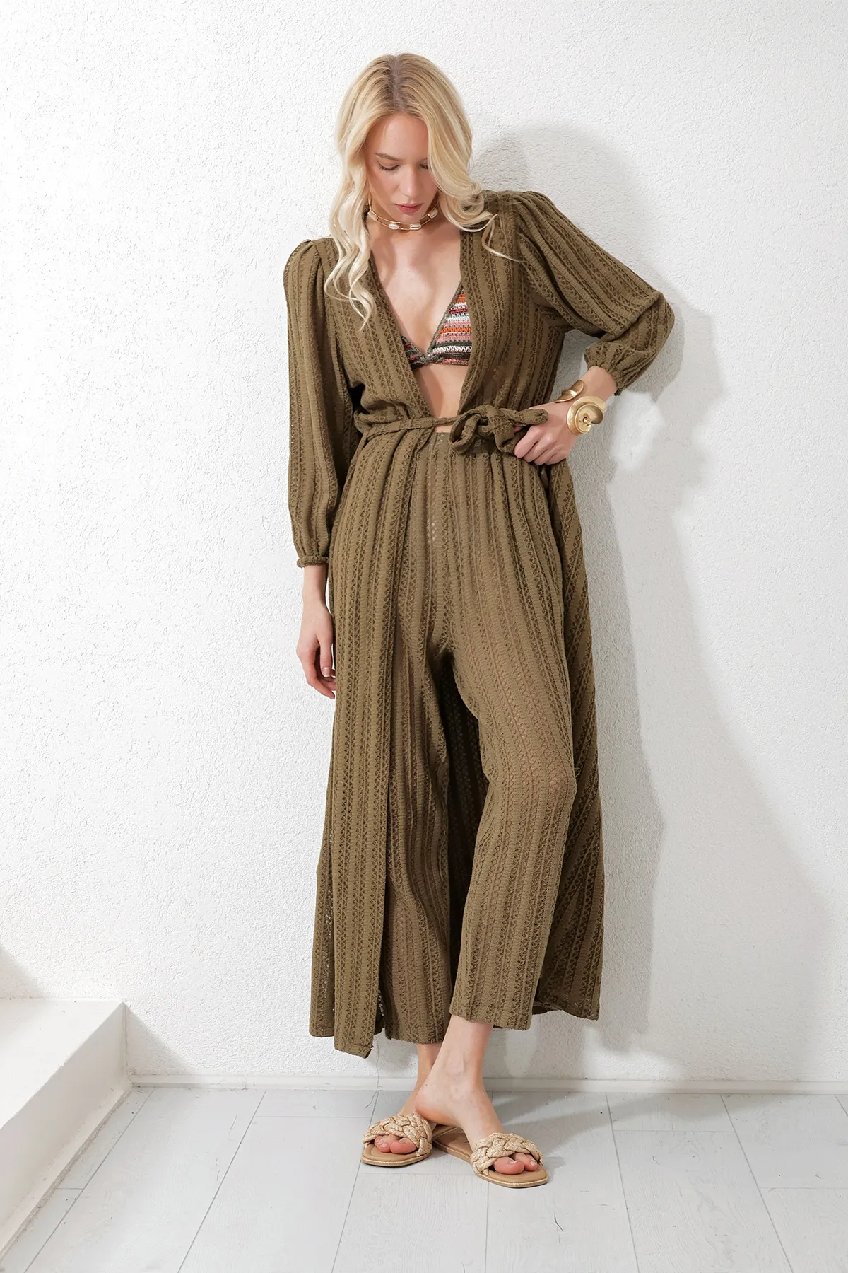 Trend Alaçatı Stili  Khakifarbenes selbststrukturiertes, durchbrochenes Kimono-Set mit langen Hosen für Damen ALC-X11710