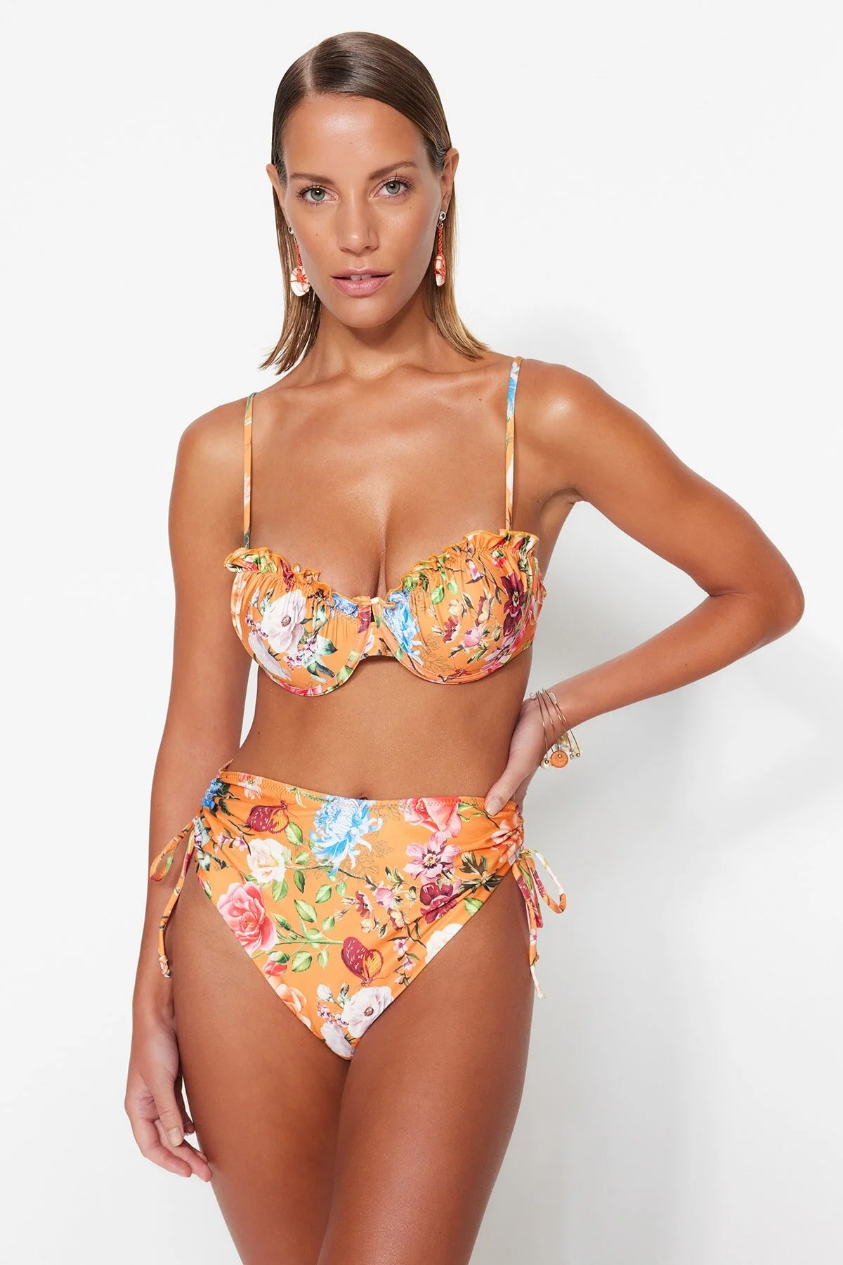Trendyol Collection  Balconette-Bikini-Set mit Blumenmuster, Rüschen, hoher Taille und hohem Beinausschnitt TBESS23BT00019