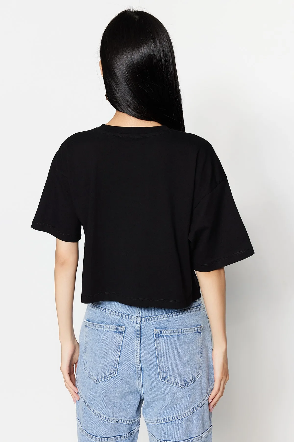 Trendyol Collection  Schwarzes Premium-Strick-T-Shirt mit Rundhalsausschnitt aus 100 % Baumwolle TWOSS23TS00038