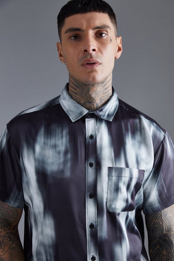 Kurzärmliges kastiges Batik Satin-Hemd
