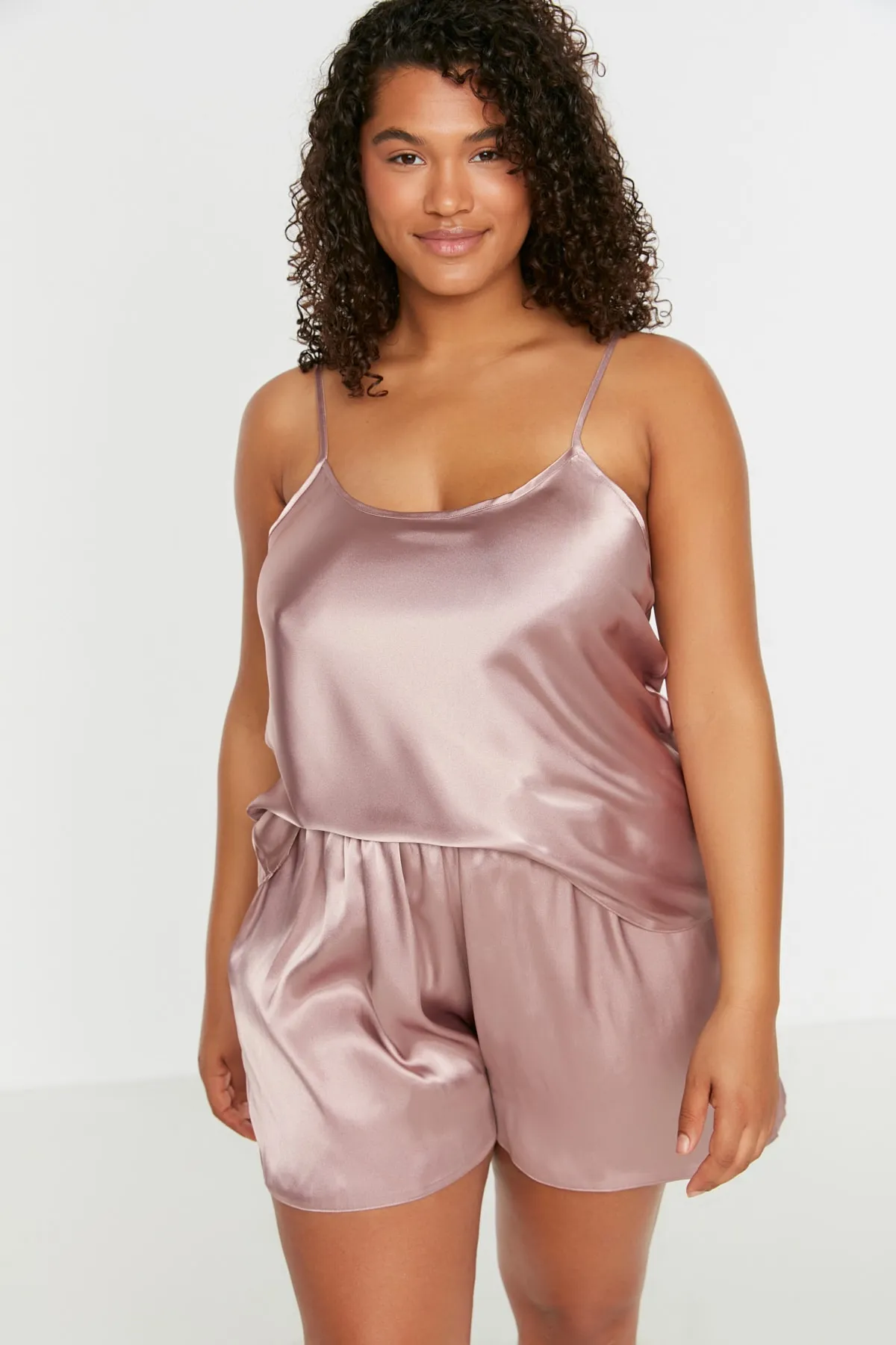 Trendyol Curve  Rosafarbenes Pyjama-Set aus Satin mit Riemchen TBBSS22PT00002