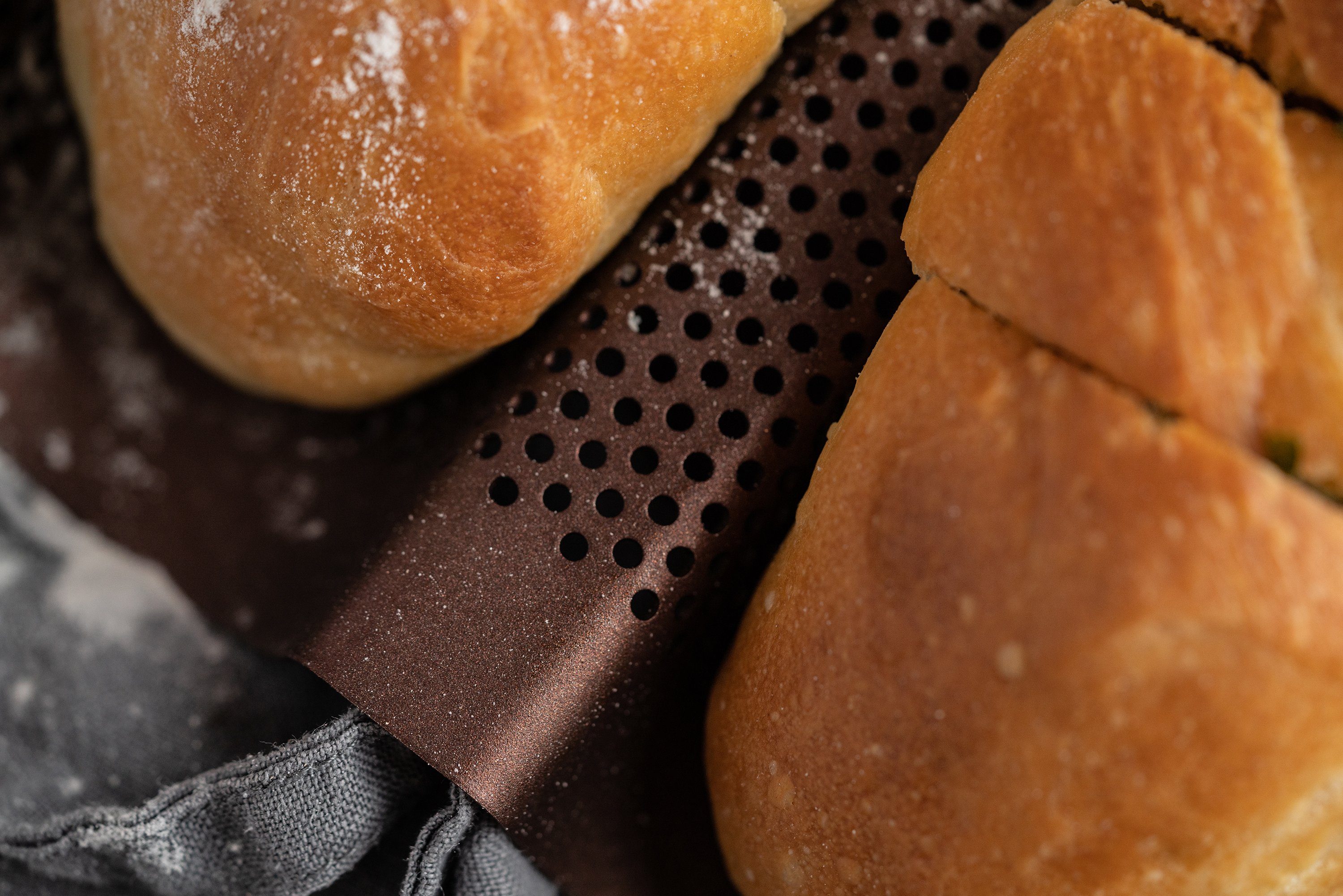 Sallys Baguetteblech Antihaft, Spülmaschinengeeignet, für 2 Baguettes, Abgekupfert