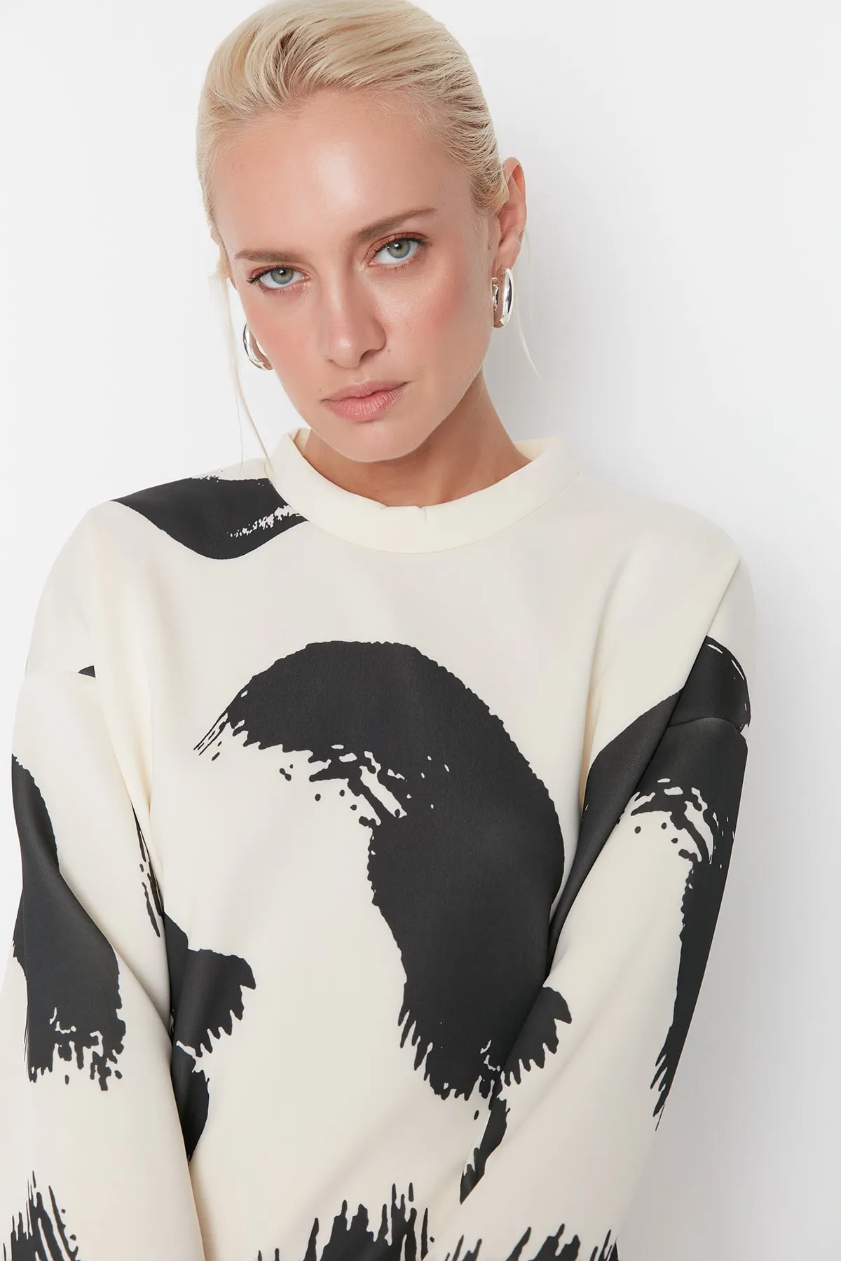Trendyol Modest  Weißes gemustertes Scuba-Strick-Sweatshirt mit Rundhalsausschnitt TCTAW23TW00049