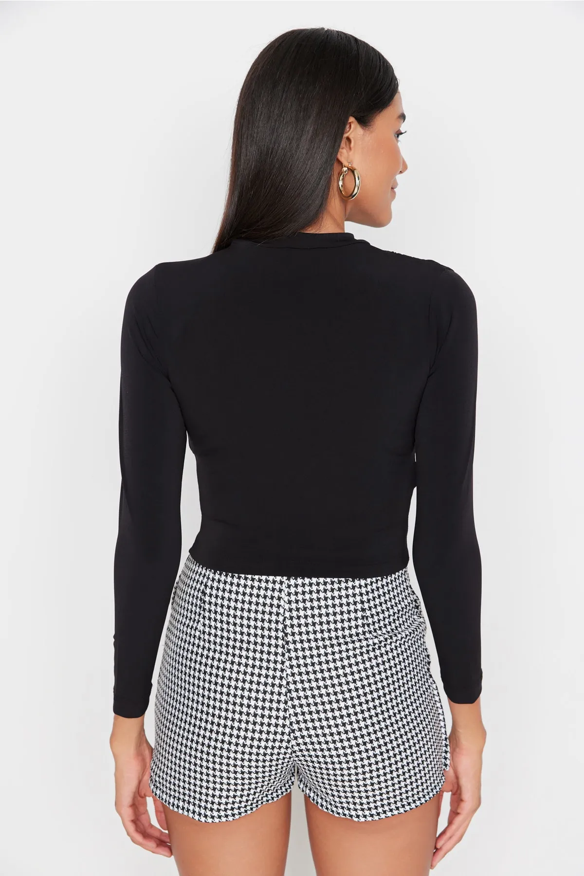 Trendyol Collection  Schwarze, eng anliegende, eng anliegende, dehnbare Strickbluse mit hohem Kragen und gerafften Ärmeln TWOAW23EL01391