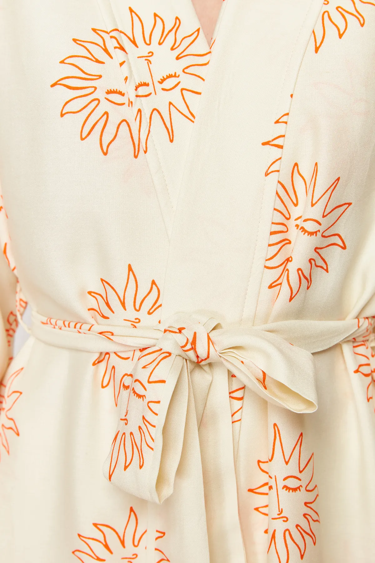 Trendyol Collection  Ecru-orangefarbener Morgenmantel aus Viskosegewebe mit Galaxie-Muster THMSS24SB00013