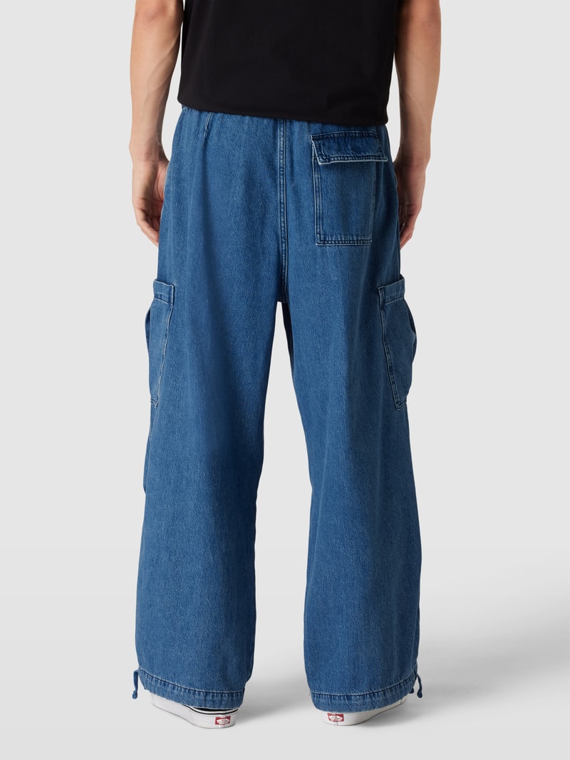 Jeans mit Cargotaschen in blau