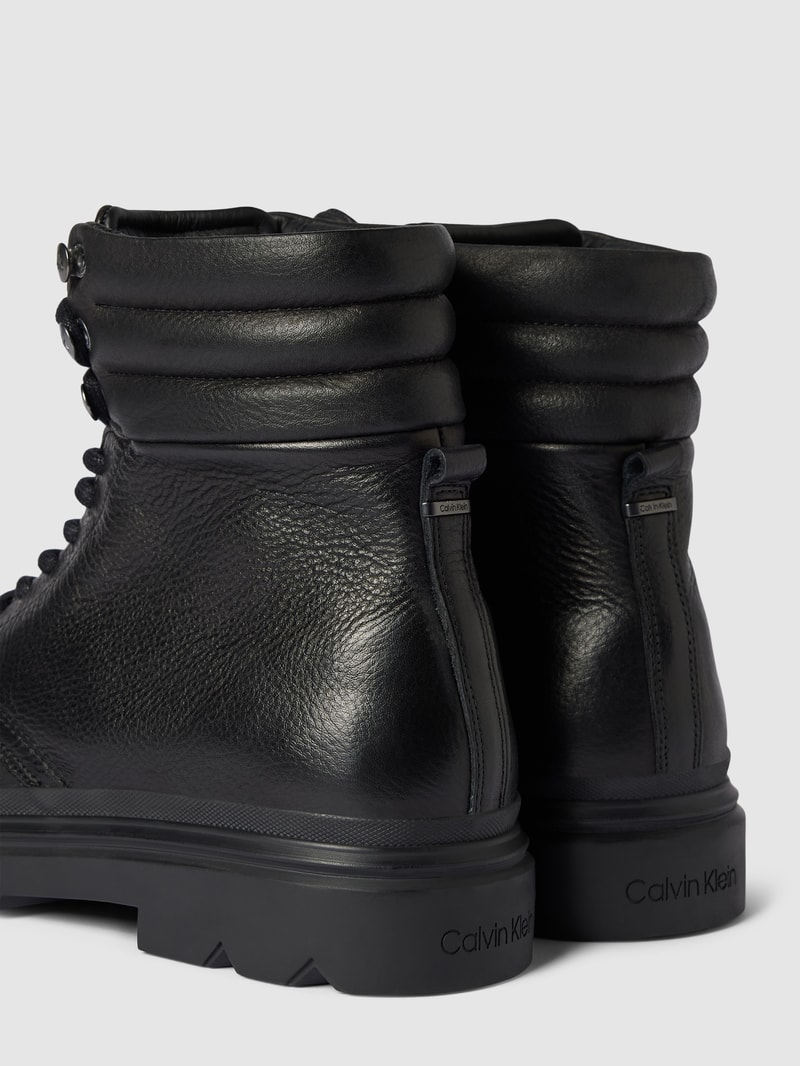Schnürboots aus Leder mit Label-Detail in schwarz
