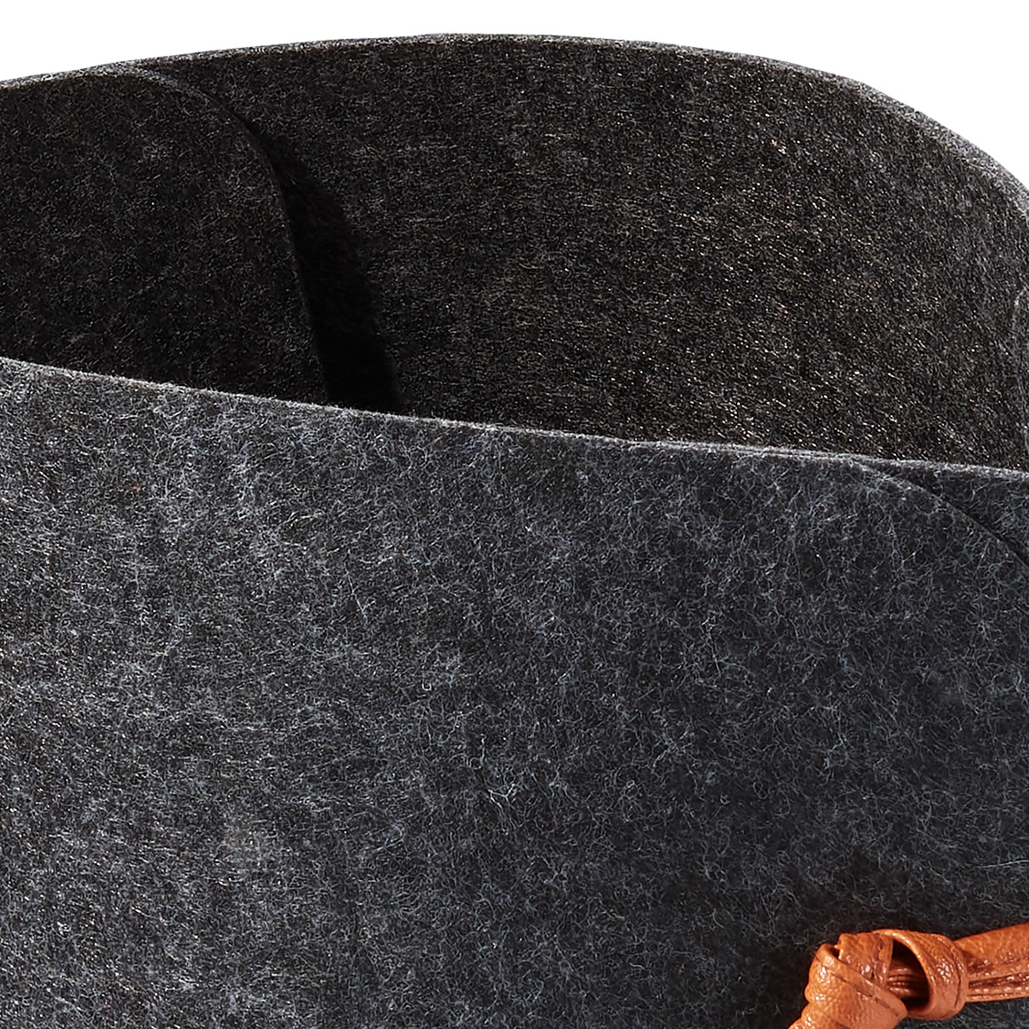 Kleiner Filzkorb mit Bänderdetails