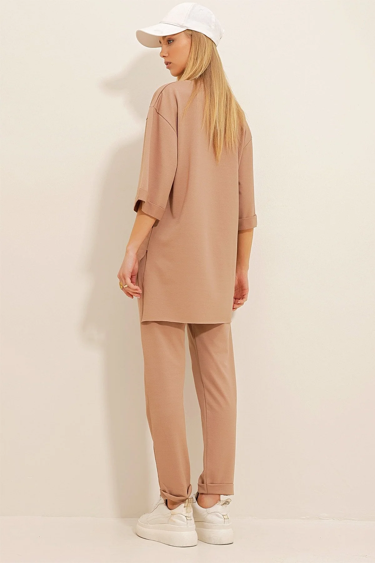 Trend Alaçatı Stili  Dunkelbeiges Damen-T-Shirt mit Rundhalsausschnitt, Seitenschlitz und Hose mit zwei Taschen, Krepp-Strick ALC-X10464