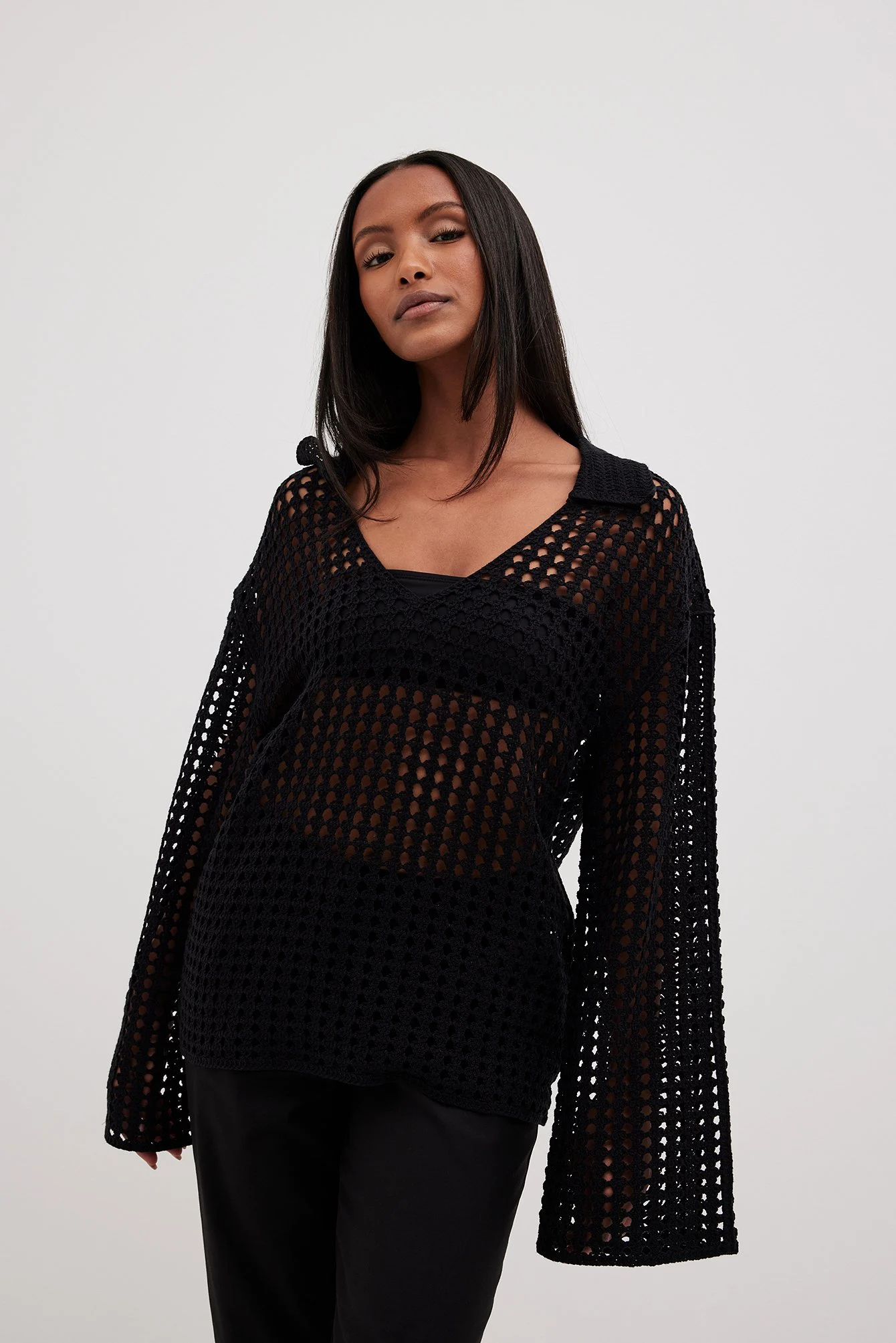 Gehäkelter Strickpullover mit V-Ausschnitt