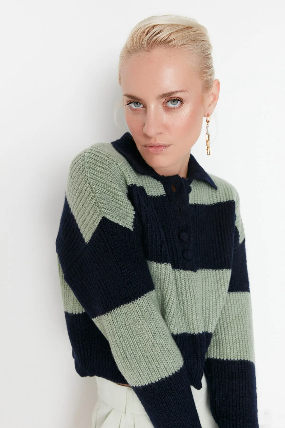 Trendyol Collection  Marineblauer Strickpullover mit weicher Struktur und Farbblockdesign TWOAW22KZ0226