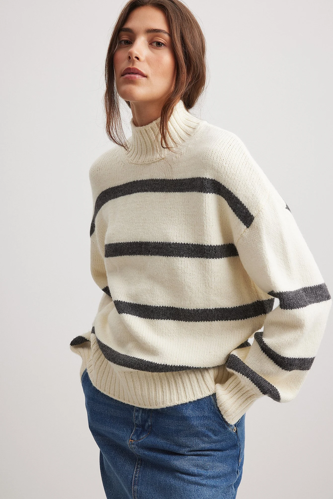 Gestreifter Strickpullover mit Rollkragen