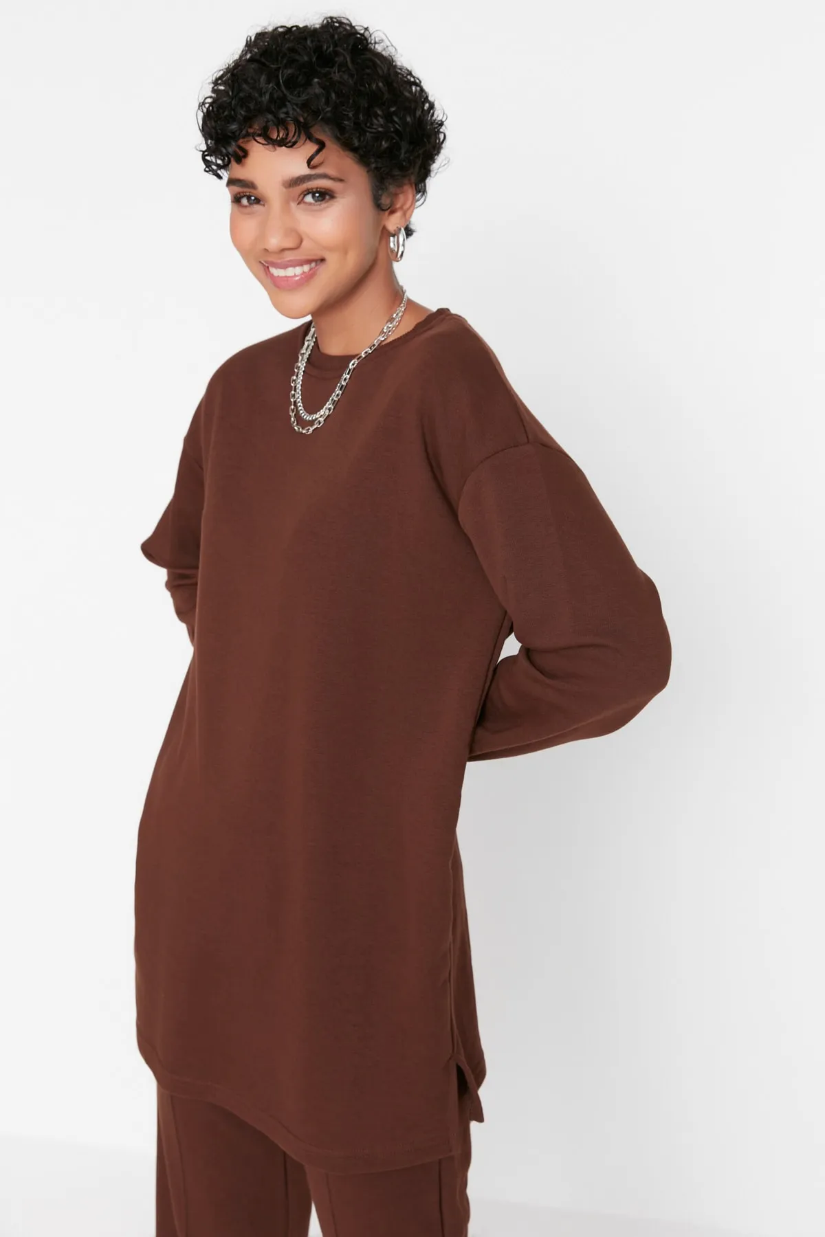 Trendyol Modest  Braunes Basic-Strick-Trainingsanzug-Set mit Rundhalsausschnitt TCTAW23EN00003