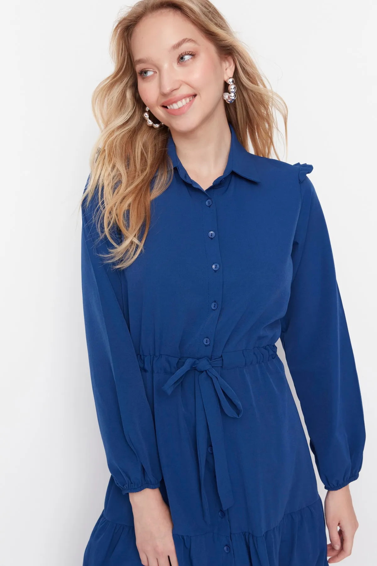 Trendyol Modest  Marineblaues gewebtes Kleid mit Hemdkragen, Schulterdetail und Schnürung in der Taille TCTSS21EL3472