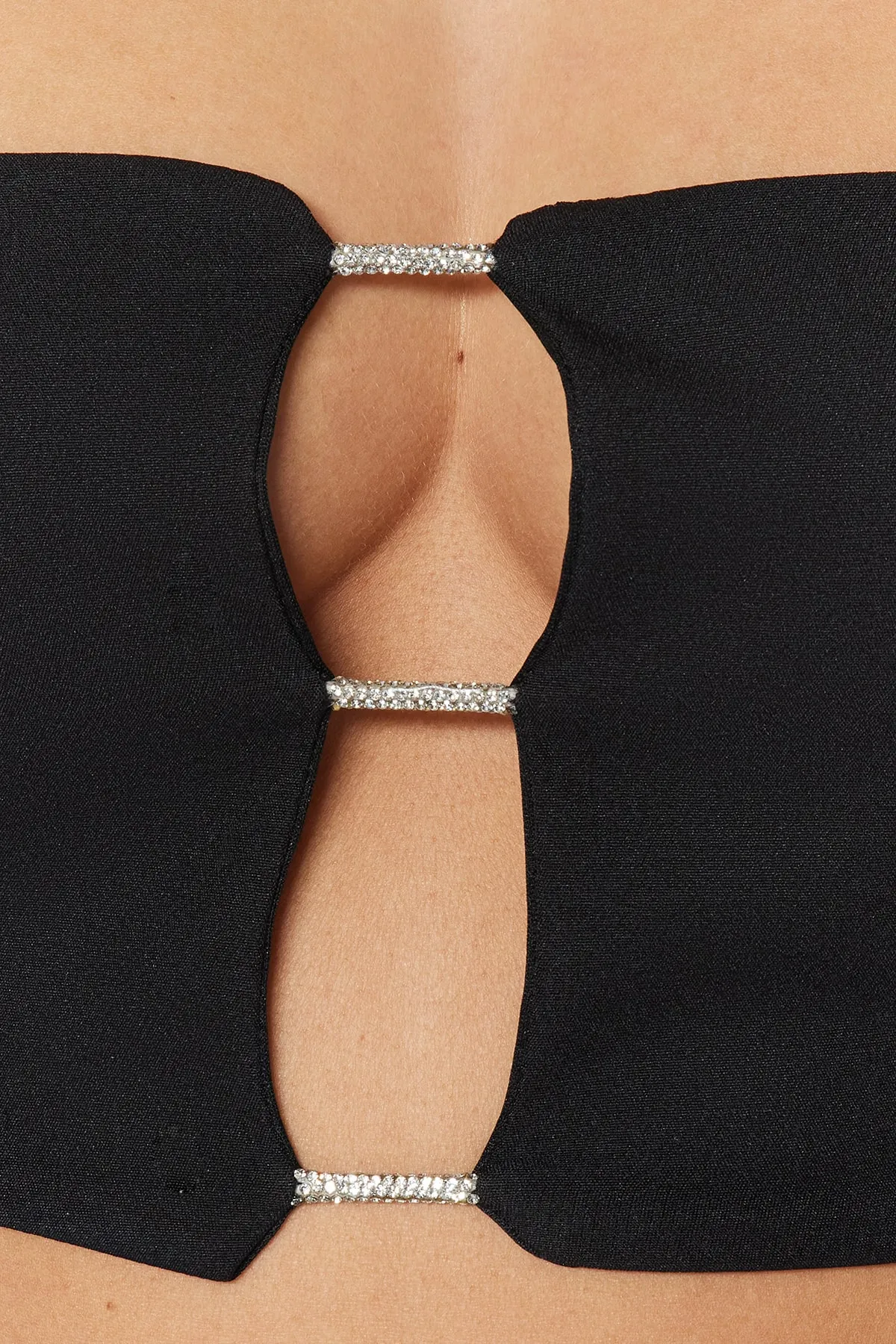 Trendyol Collection  Schwarzes, bauchfreies, gefüttertes, gewebtes, glänzendes Stein-Bustier mit Fenster/Ausschnitt und detailliertem Ausschnitt TPRSS23BS00026