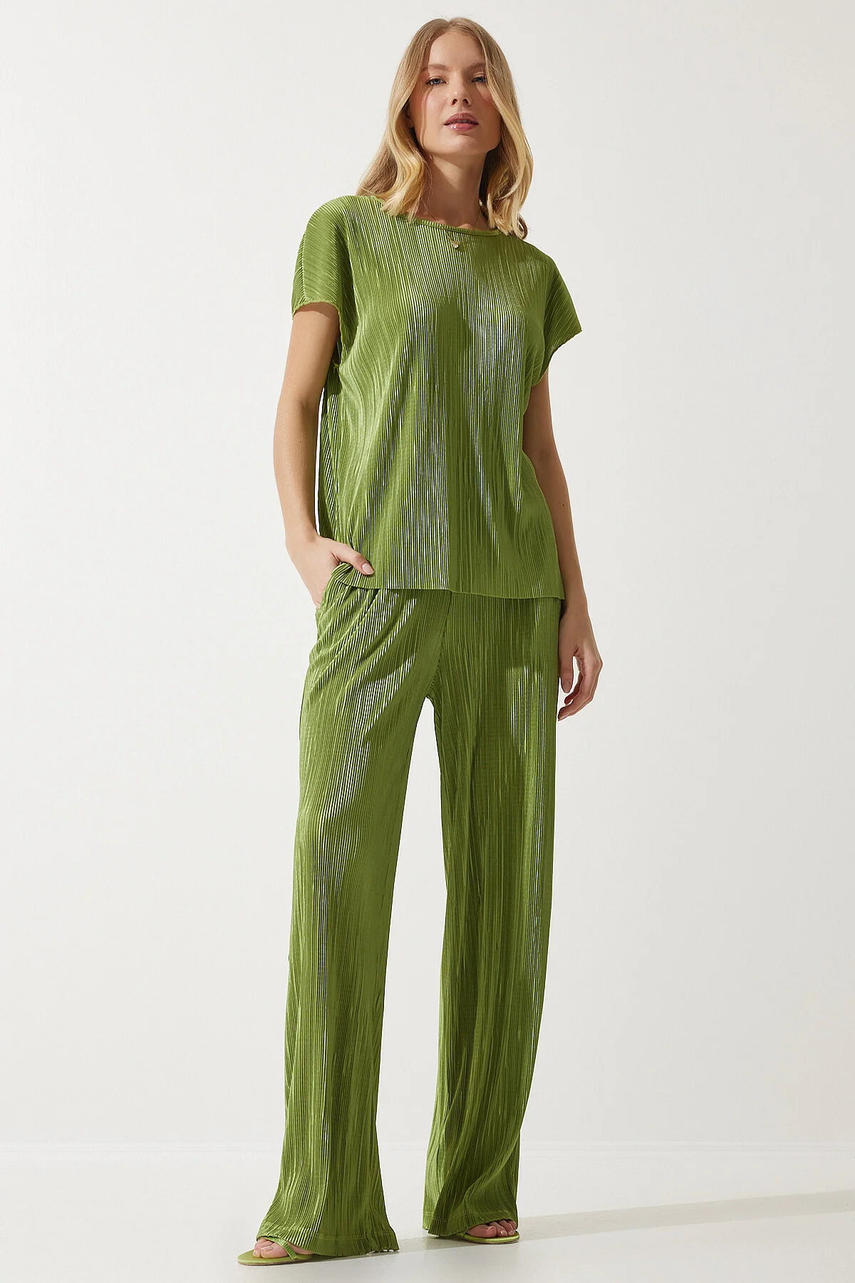 Happiness İstanbul  Bequemes Pistaziengrünes Plissee-Bluse-Hosen-Set für Damen MC00283