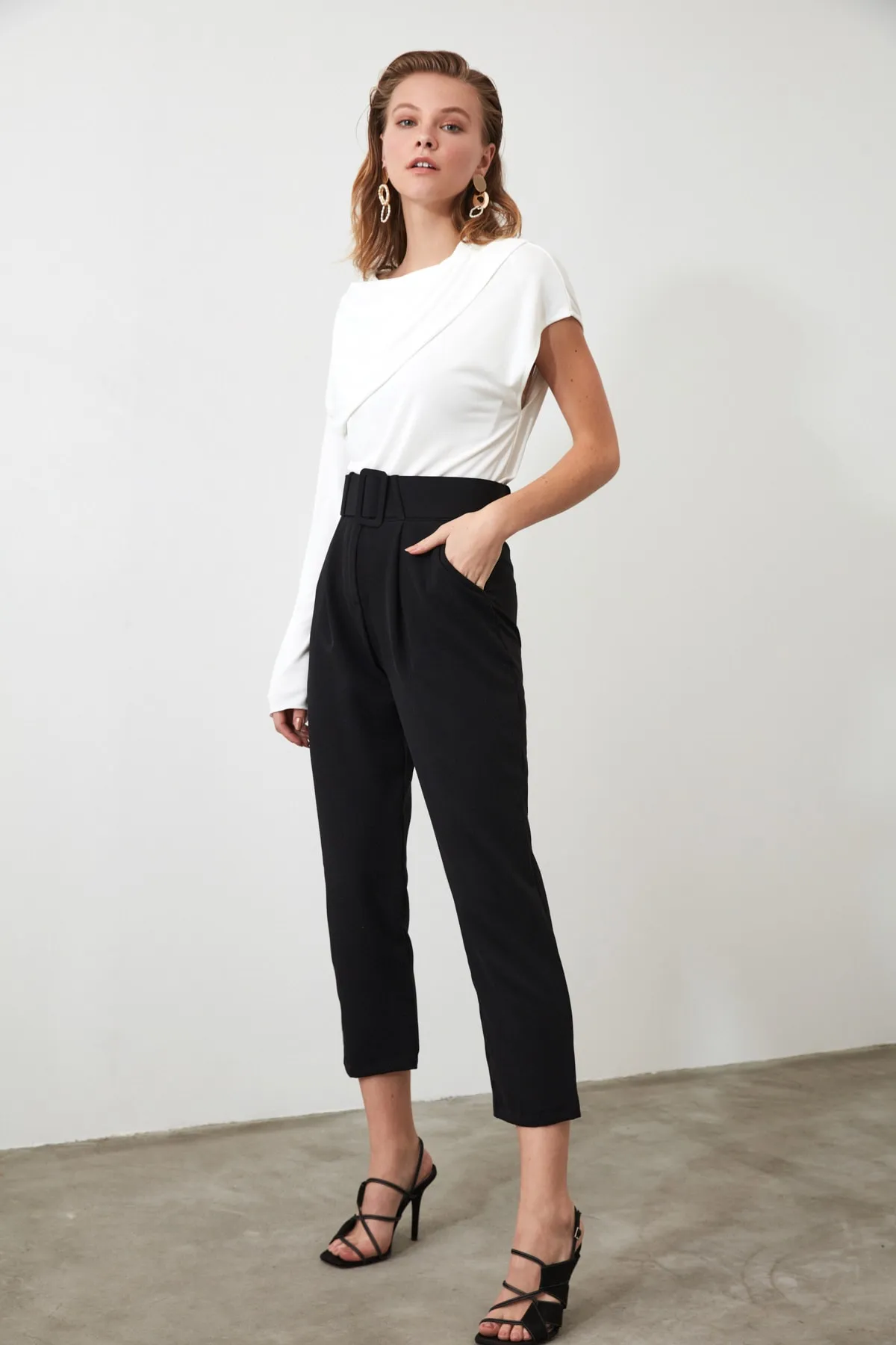 Trendyol Collection  Schwarze, gewebte Karottenhose mit Gürtel und Falten TWOSS19BB0468