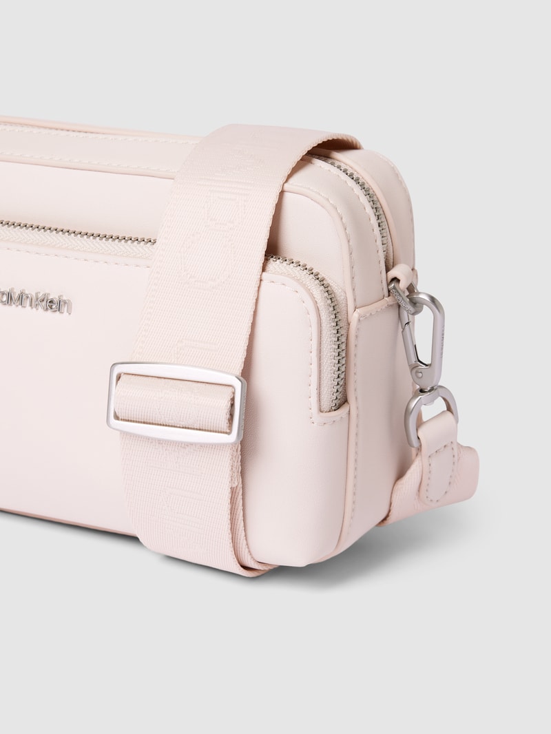 Umhängetasche mit Label-Applikation Modell 'CAMERA BAG' in offwhite