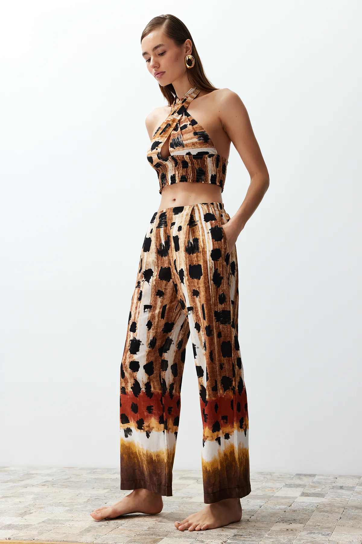 Trendyol Collection  Gewebtes Blusen- und Hosenset aus 100 % Baumwolle mit Tiermuster TBESS24AU00013