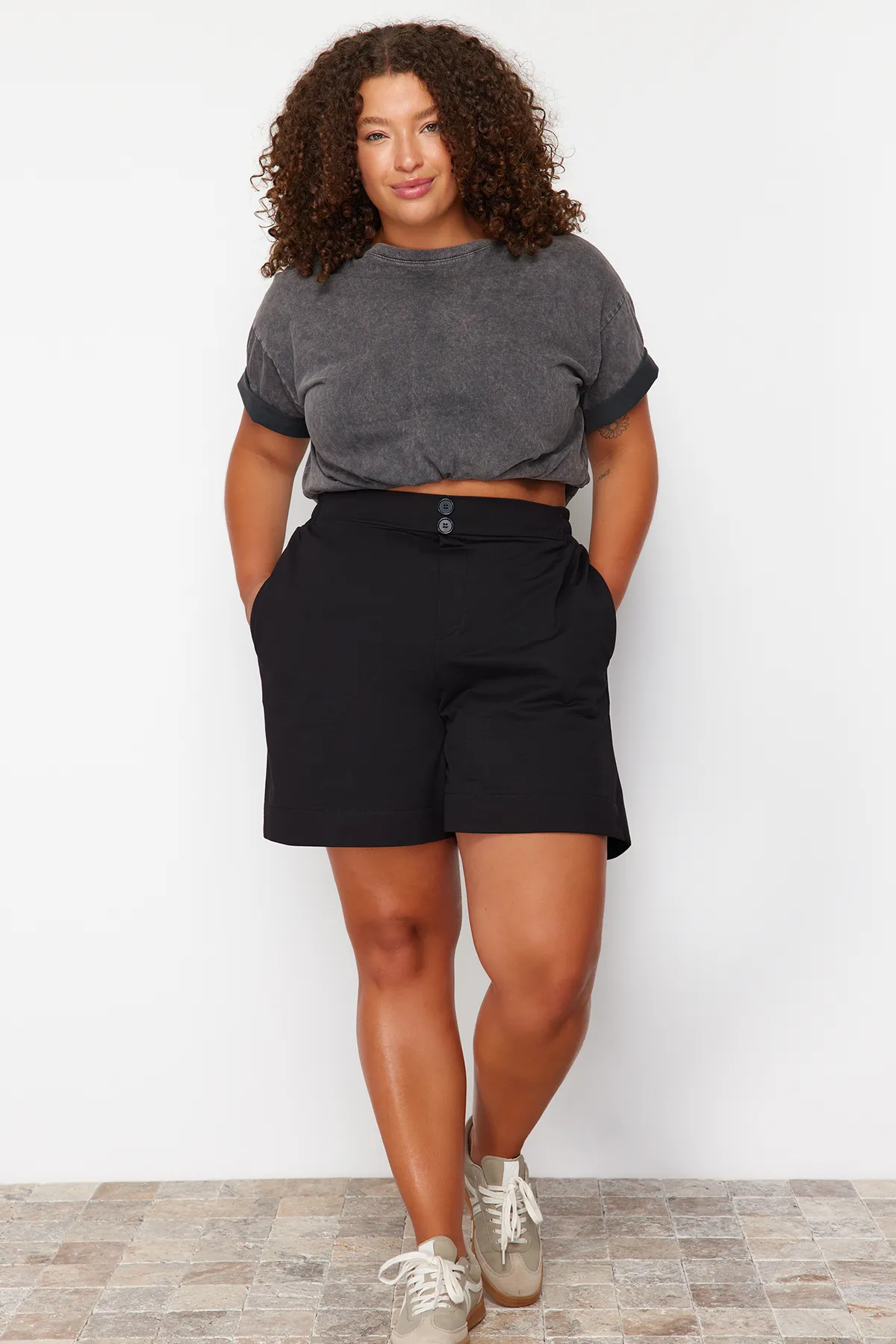 Trendyol Curve  Schwarze Strickshorts und Bermuda mit Knopfdetail TBBSS24AP00020