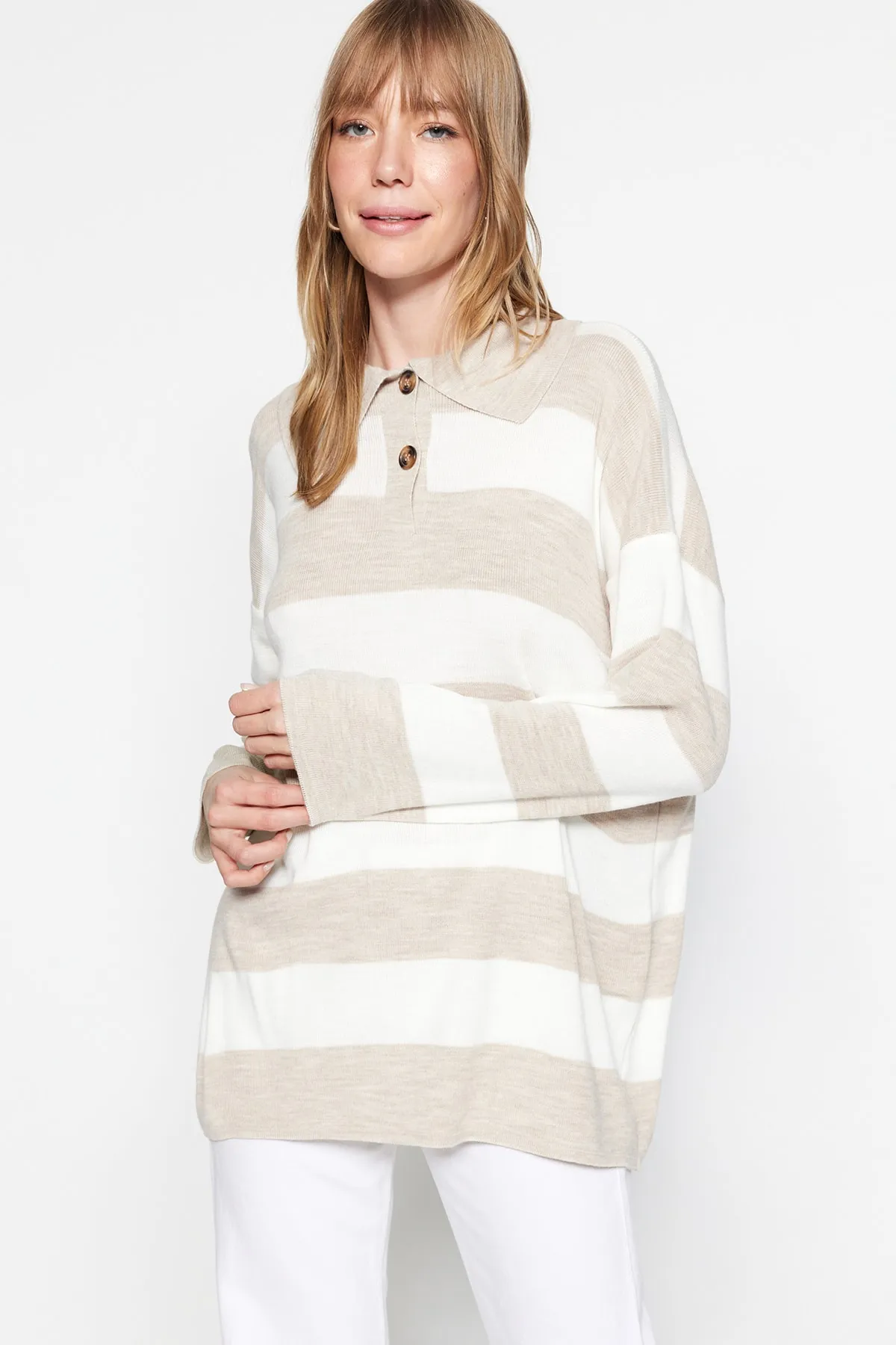 Trendyol Modest  Gestreifter Strickpullover mit Polokragen in Steinoptik TCTAW23KZ00039