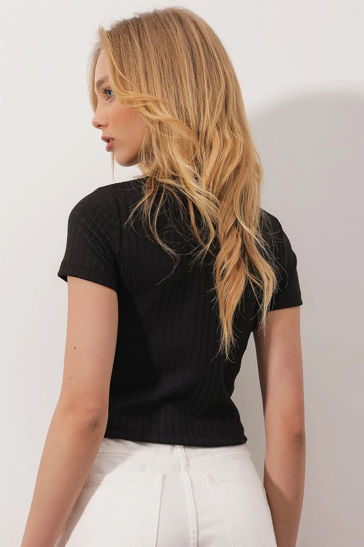 Trend Alaçatı Stili  Schwarze Damen-Bluse mit Rundhalsausschnitt und Herzstickerei, halbe Ärmel, weit gerippt, bauchfrei ALC-X9572-1