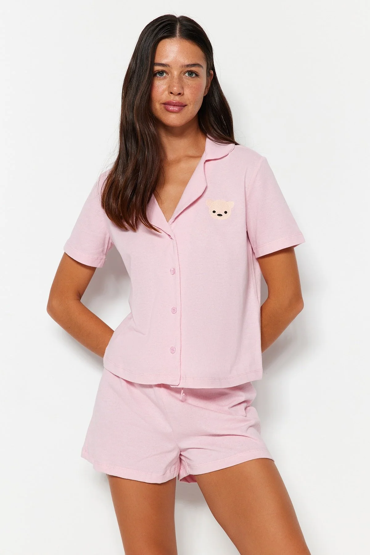 Trendyol Collection  Hellrosa Pyjama-Set aus Hemd und Shorts aus 100 % Baumwolle mit Teddybär-Stickerei THMSS23PT00012