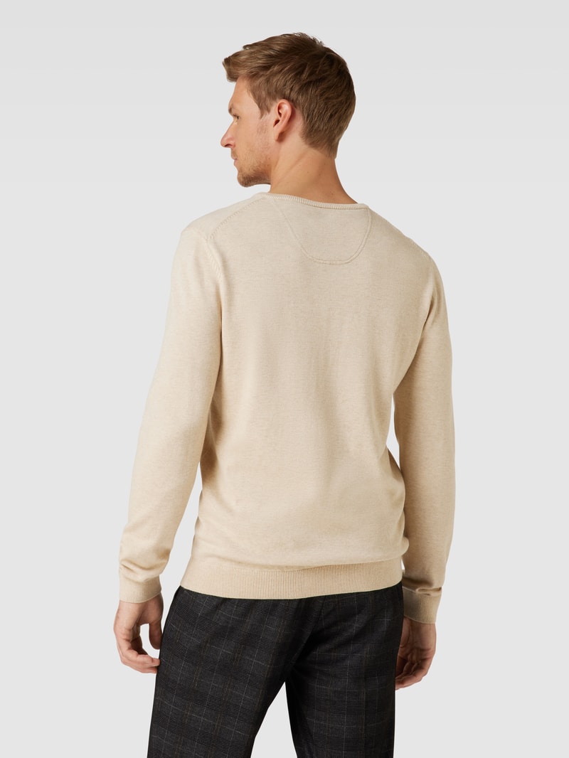Strickpullover mit V-Ausschnitt in offwhite
