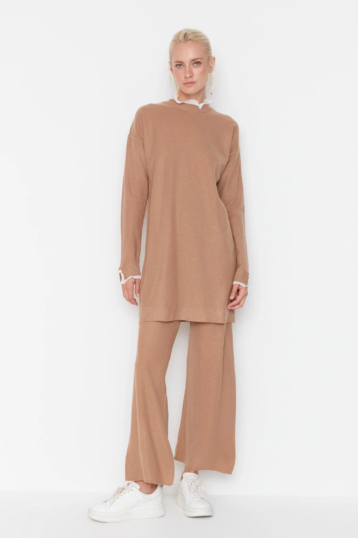 Trendyol Modest  Kamelfarbenes Strickset aus Pullover und Hose mit Perlen- und Tülldetails TCTAW23US00088