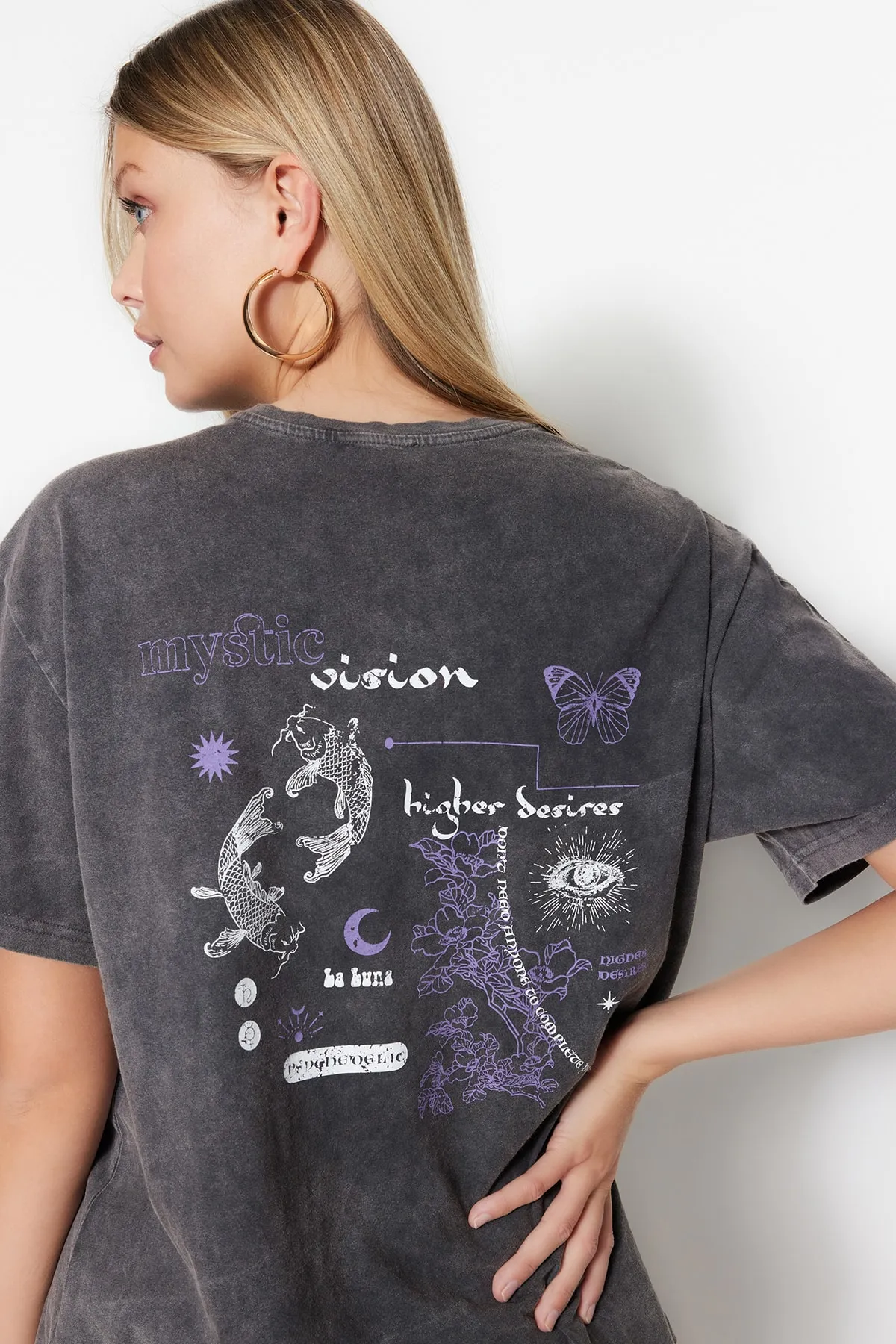 Trendyol Collection  Anthrazitfarbenes Boyfriend-Strick-T-Shirt aus 100 % Baumwolle mit verblasstem Effekt auf der Rückseite und Rundhalsausschnitt TWOSS23TS00109
