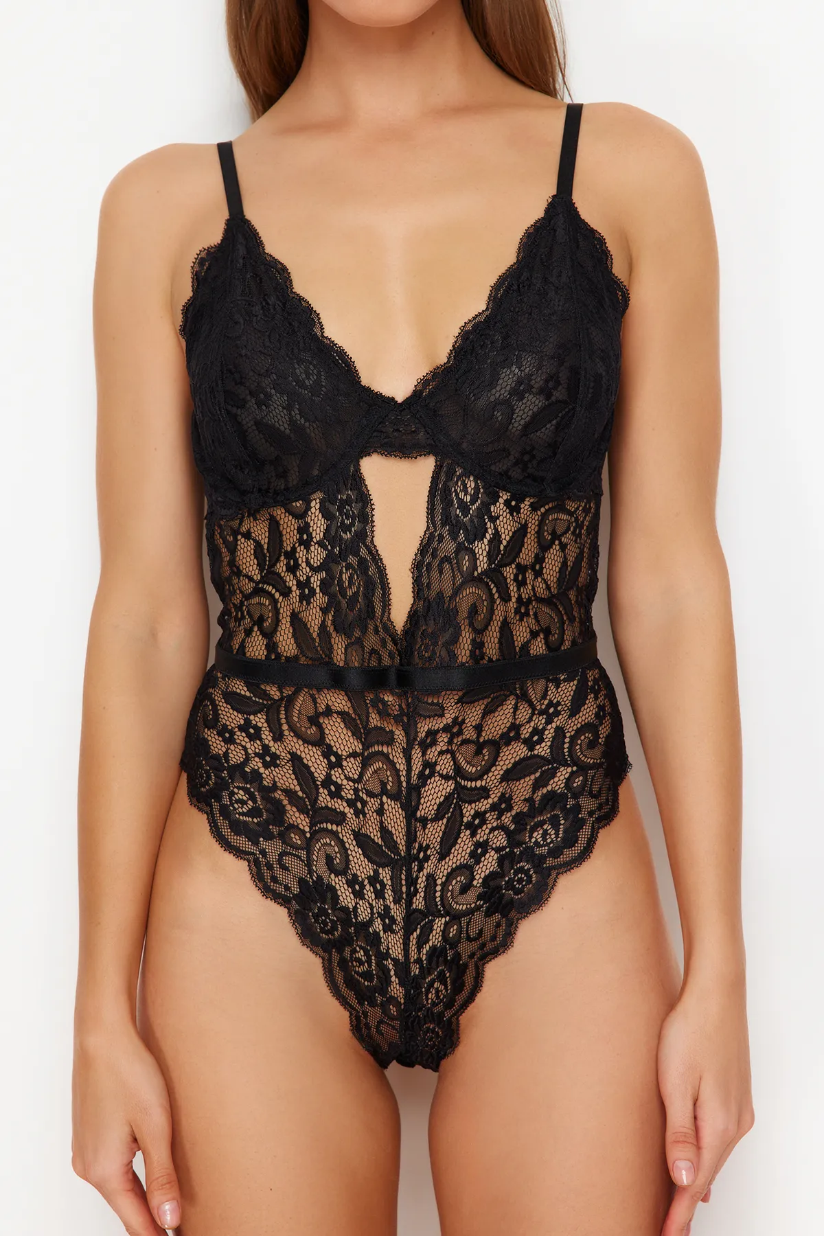Trendyol Collection  Schwarzer Strickbody mit Spitzenfenster/Ausschnitt, Seilriemen und detailliertem THMSS24BD00003