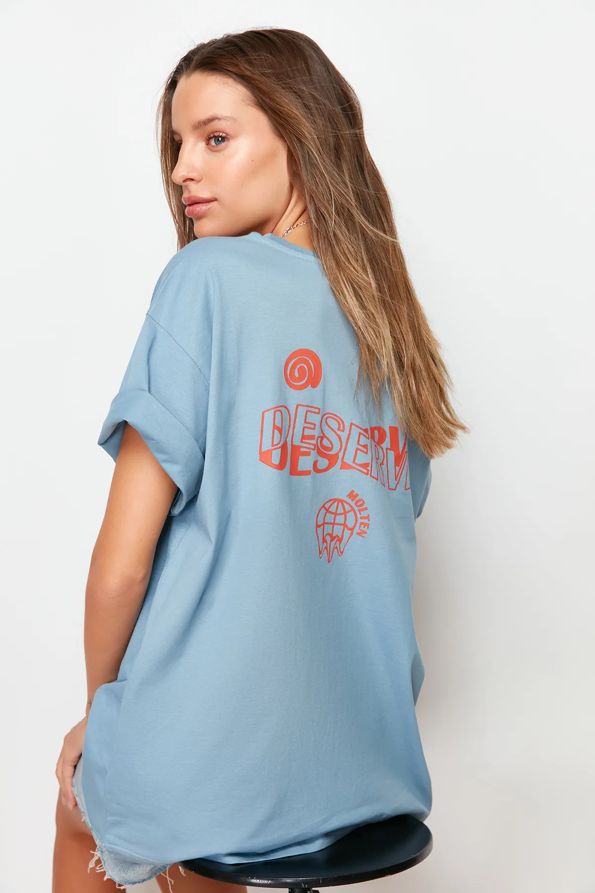 Trendyol Collection  Indigofarbenes Strick-T-Shirt aus 100 % Baumwolle mit Slogan-Print, Boyfriend-Passform und Rundhalsausschnitt TWOSS22TS2168